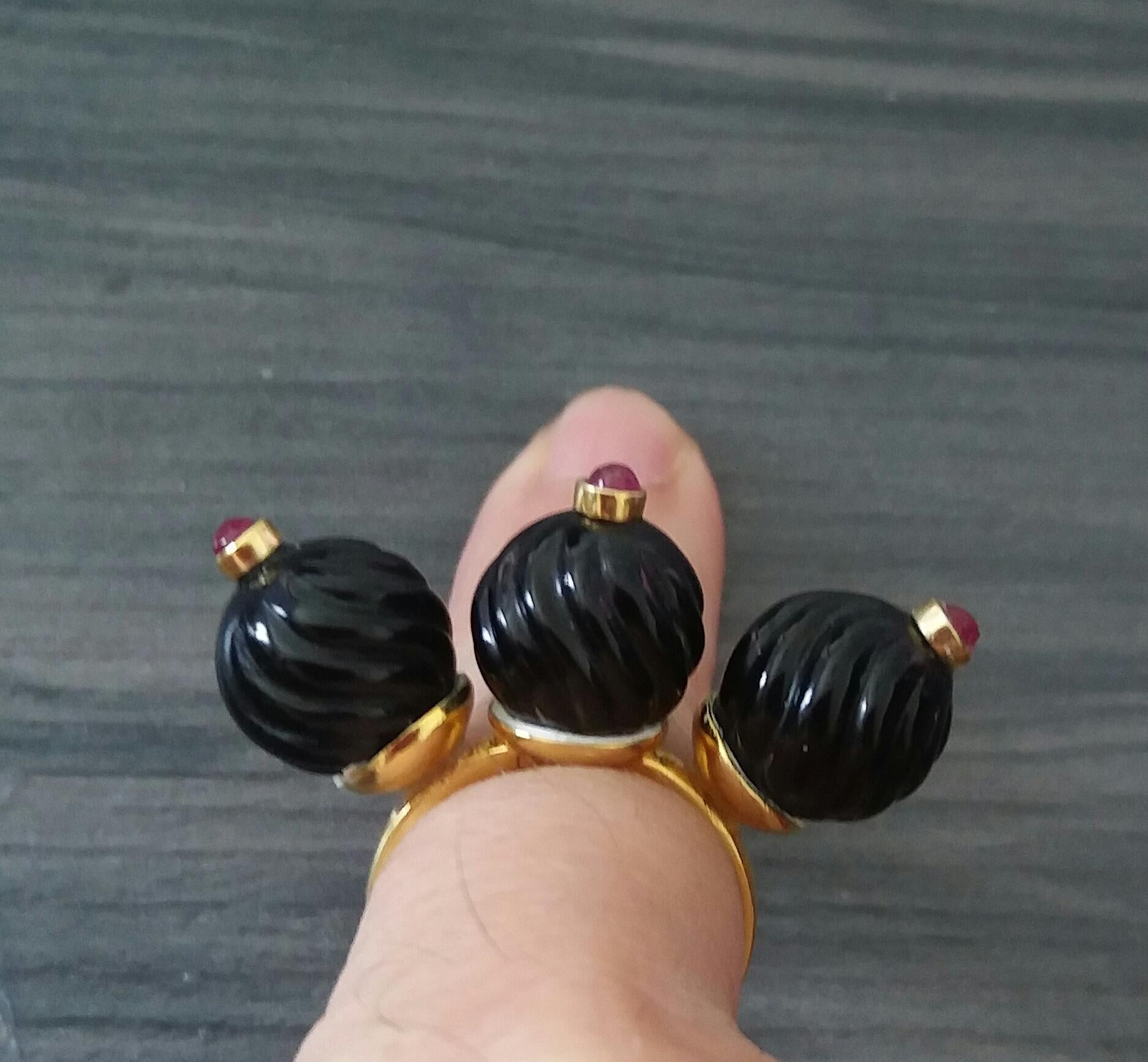 3 Round Carved Black Onyx Beads Ruby Round Cabs 14K Yellow Gold Cocktail Ring In Excellent Condition For Sale In Bangkok, TH