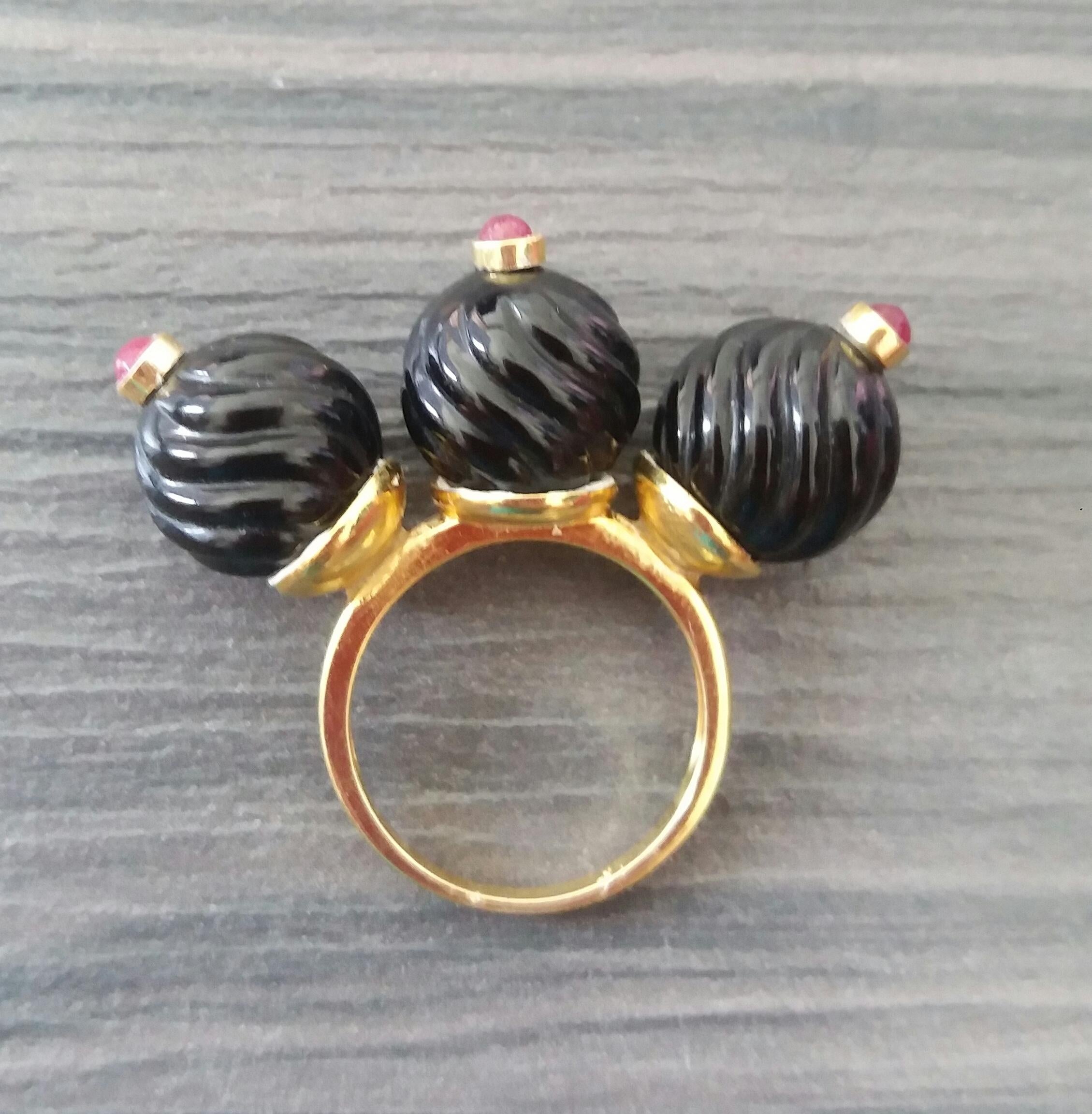 Women's 3 Round Carved Black Onyx Beads Ruby Round Cabs 14K Yellow Gold Cocktail Ring For Sale