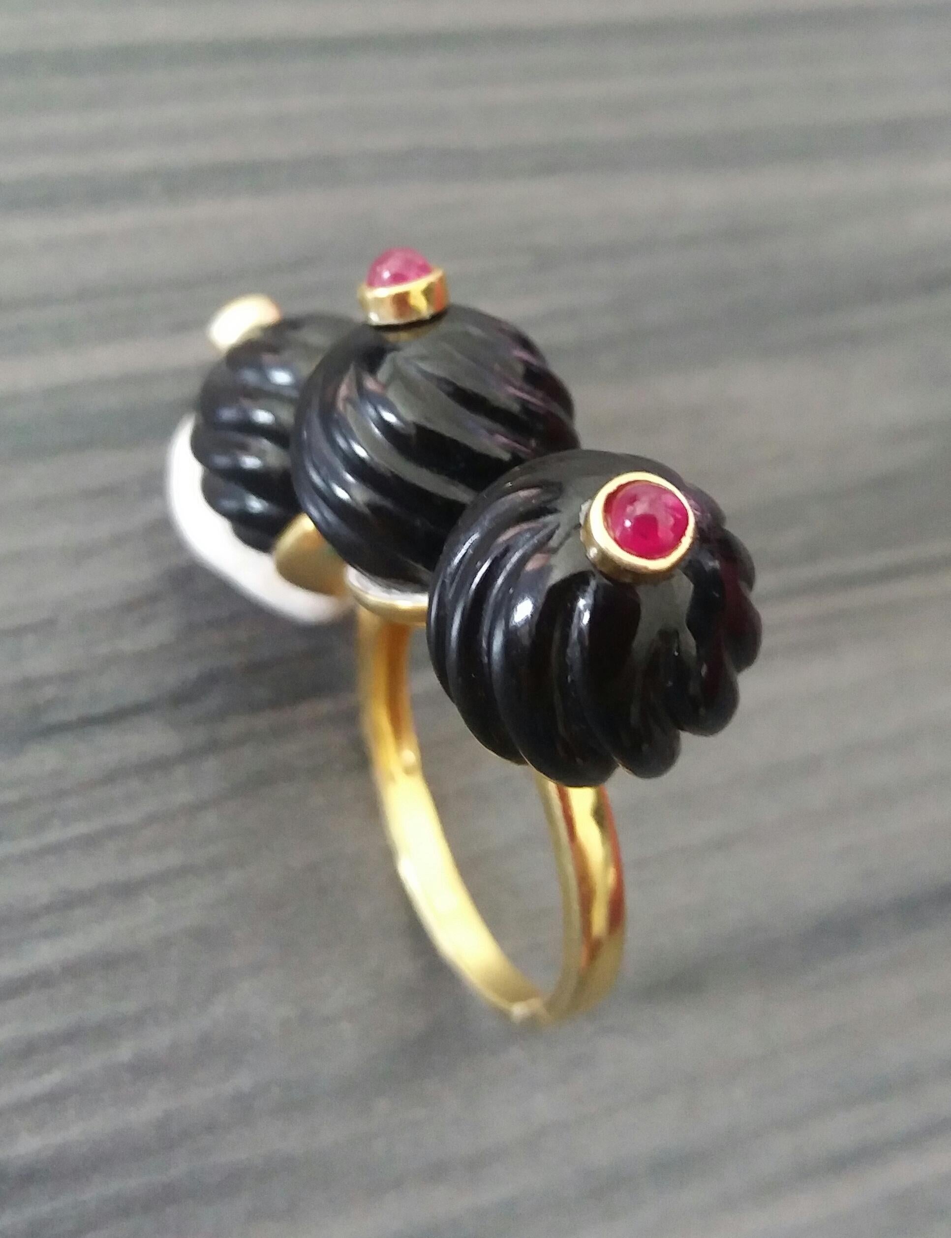 3 Round Carved Black Onyx Beads Ruby Round Cabs 14K Yellow Gold Cocktail Ring For Sale 1