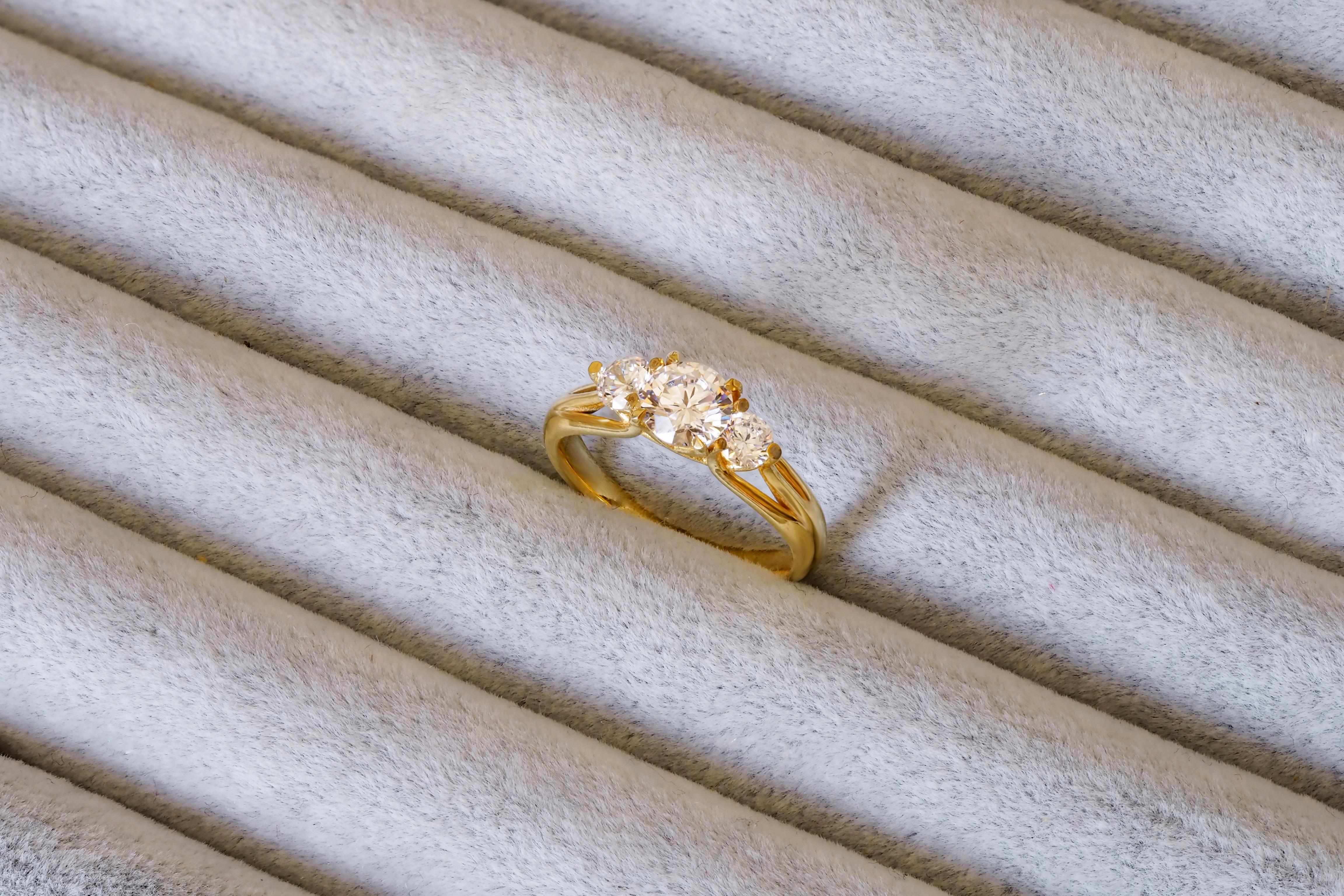 3 round moissanite 14k gold engagement ring. For Sale 4