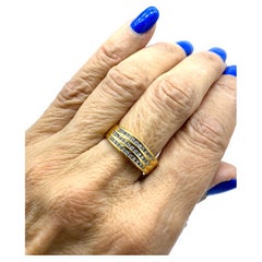Anello contemporaneo in oro giallo con fascia di diamanti a canale da 0,36 carati