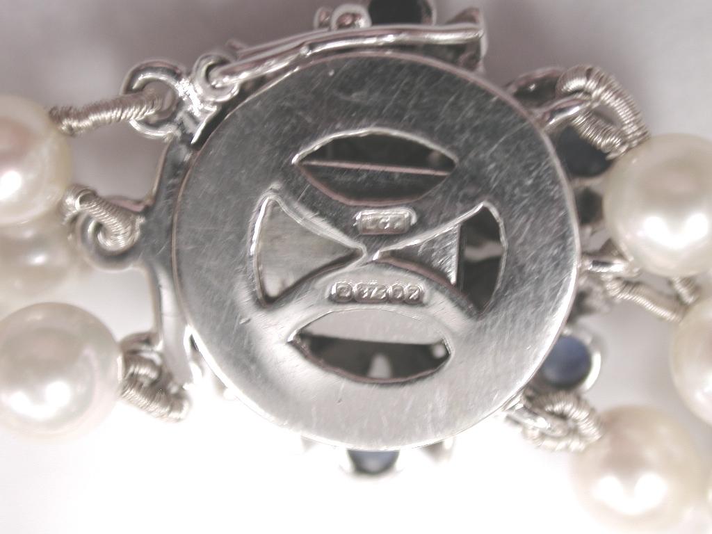 Taille ronde Bracelet à 3 rangées de perles taillées avec fermoir en or 9 carats serti de saphirs, 1984 en vente
