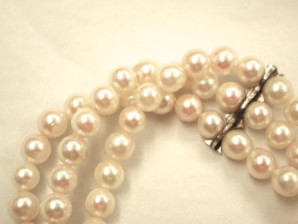 3-Row Cultered Pearl Bracelet with 9 Carat Gold Clasp Set with Sapphires, 1984 In Good Condition For Sale In London, GB