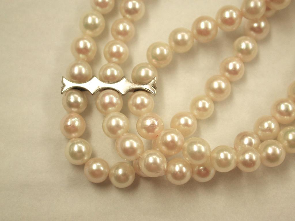Bracelet à 3 rangées de perles taillées avec fermoir en or 9 carats serti de saphirs, 1984 Pour femmes en vente