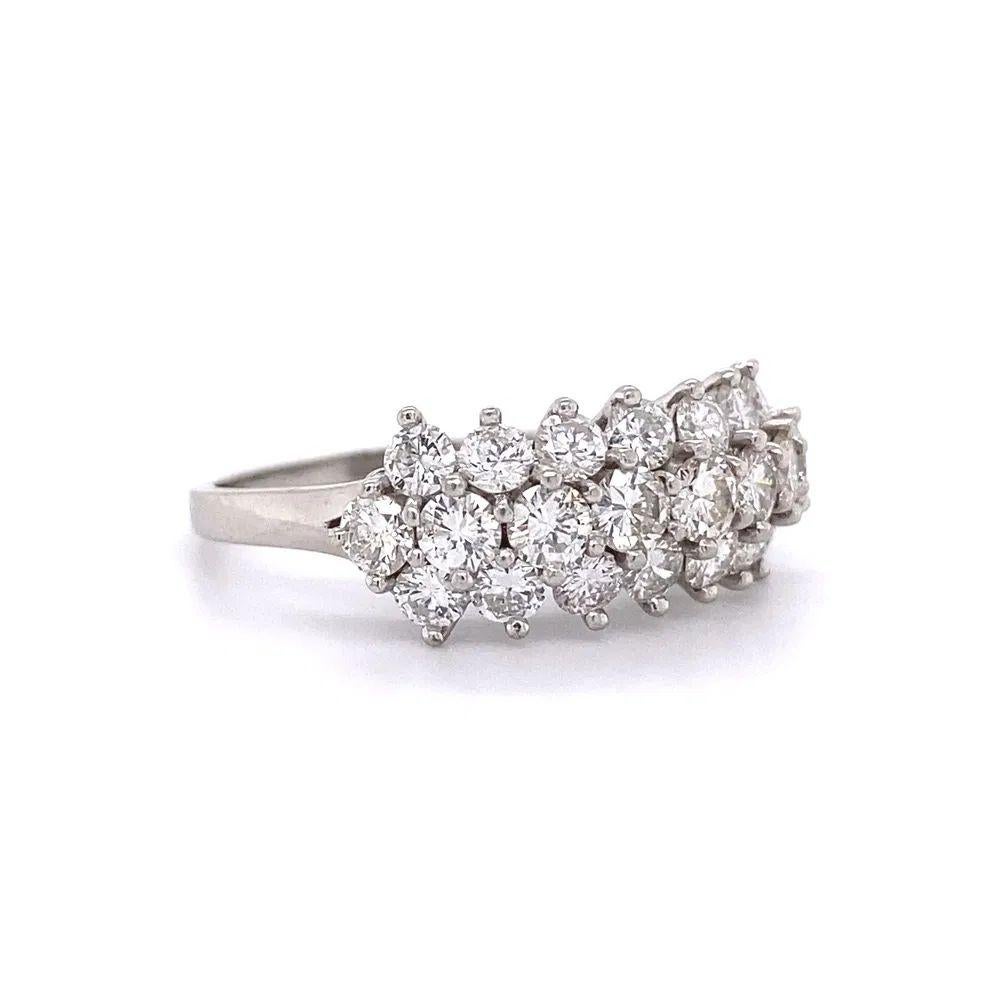 Tout simplement magnifique ! Bague Vintage Mid Century Modern à 3 rangs de diamants en platine, finement détaillée. Les diamants sont sertis à la main et pèsent environ 2.35 tonnes. Monture en platine fabriquée à la main. Taille de la bague, 8.5,