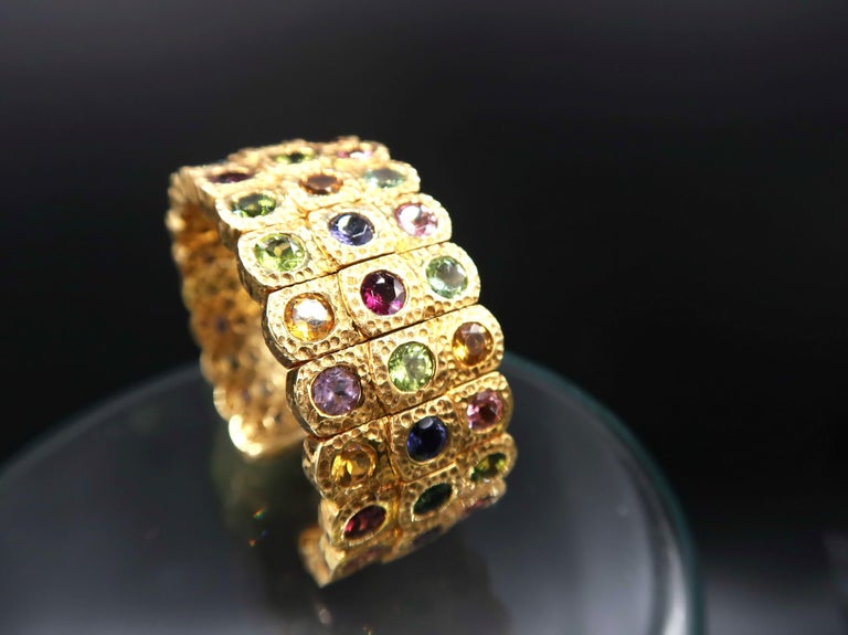 3-Row Multicolour Semi-Precious Gemstone Hammered 18K Gold Open Cuff Bangle In New Condition For Sale In Bangkok, TH