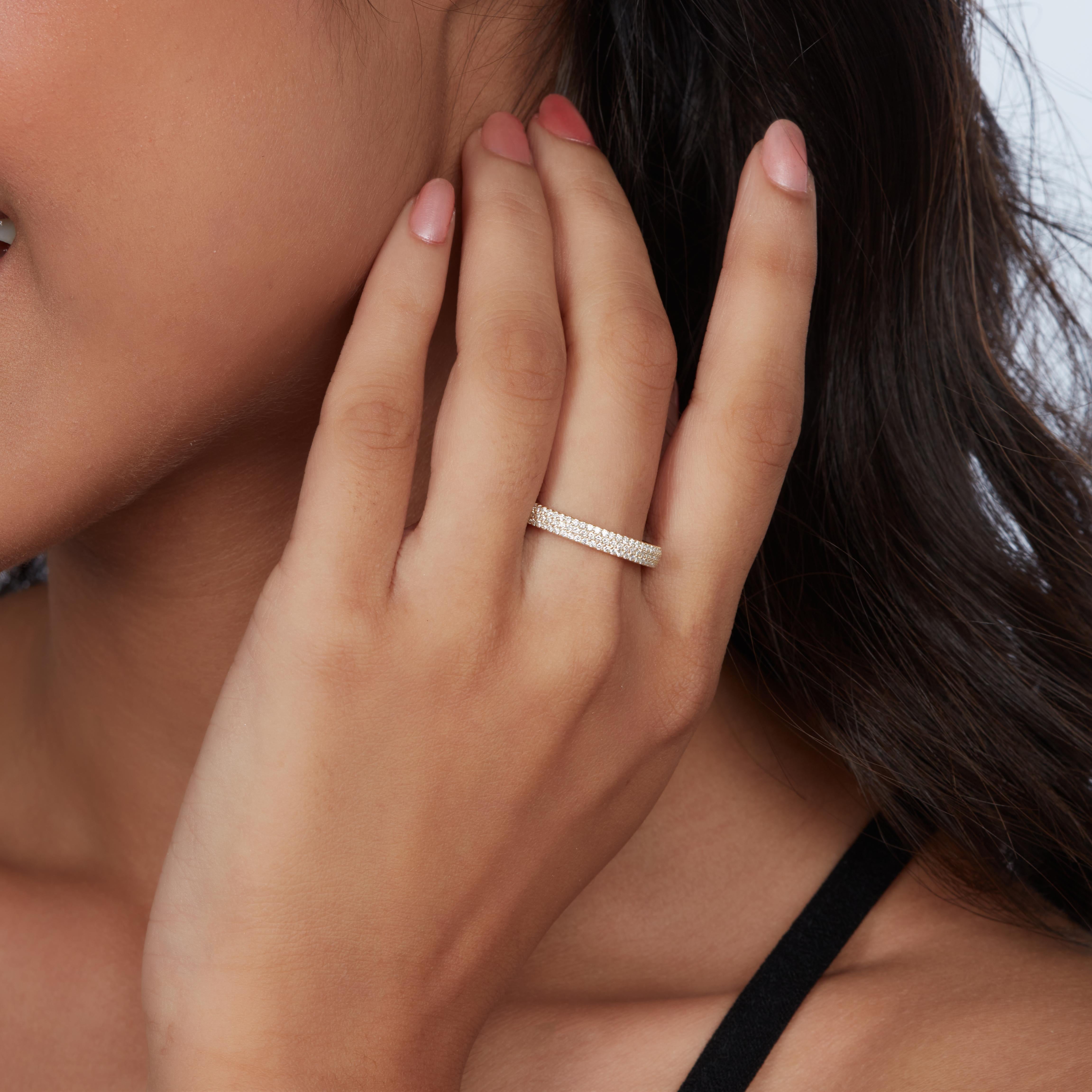 Alliance en or 14 carats avec pavé de 3 rangs de diamants naturels. Cette bague d'éternité de 0,75 carat présente trois rangées de diamants naturels ronds et brillants, sertis en pavé pour maximiser l'éclat et la brillance. Fabriqué en or massif 14