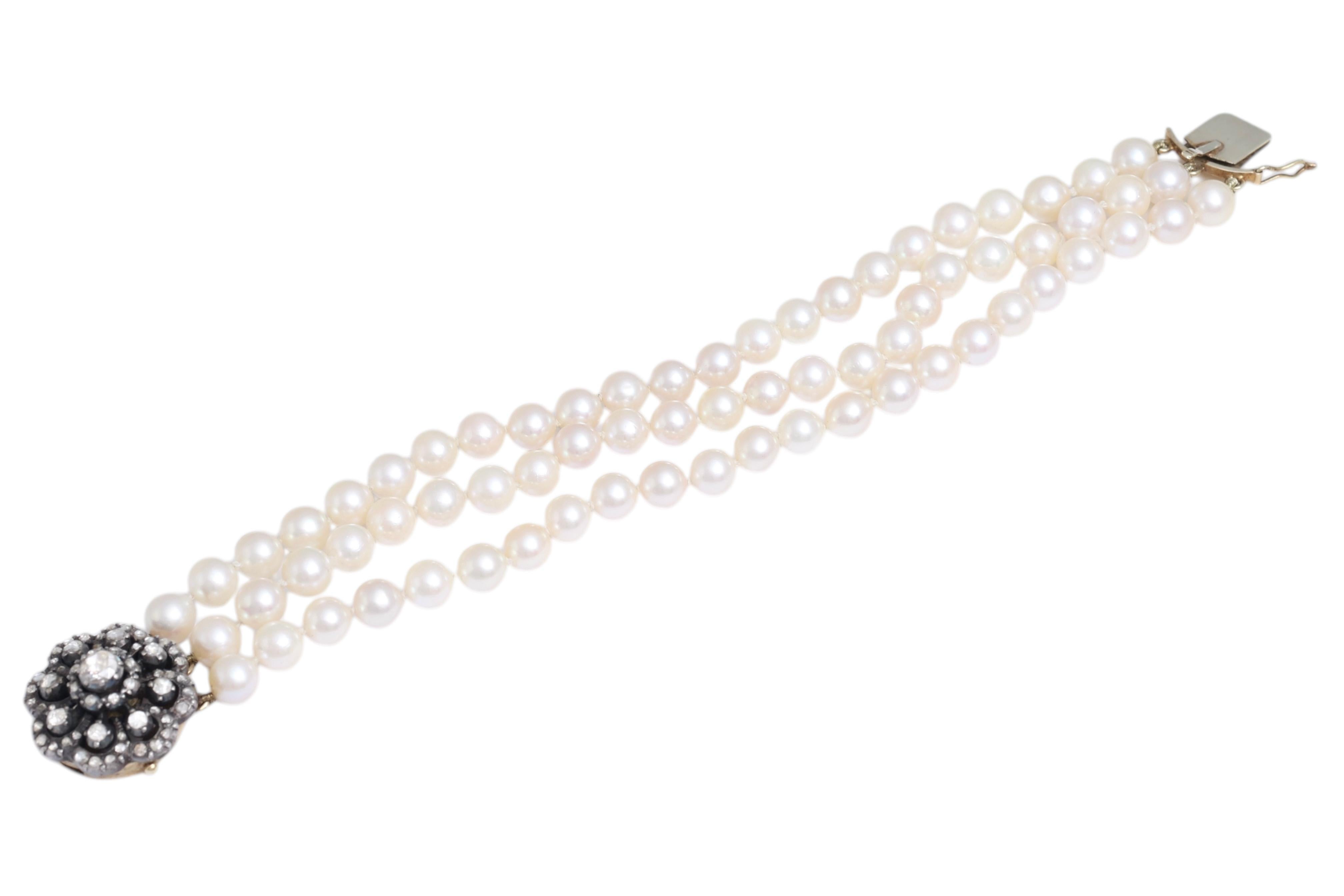 Bracciale a 3 file di perle in argento e oro e diamanti taglio rosa

Perle : Akoya, 6,2 mm

Diametro del blocco dei diamanti: 21,7 mmDiamanti:

Materiale: A. Silver su  Oro 14kt 

Diamanti : Taglio a rosa

Peso totale: 37,8 grammi / 1,335 oz / 24,3