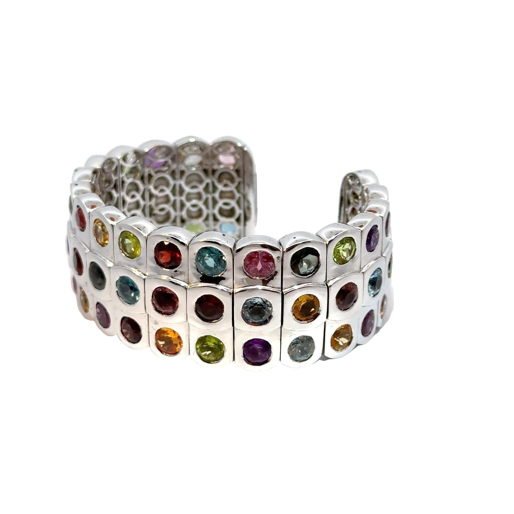 Moderno Bracciale a 3 file di gemme arcobaleno in oro bianco 18 carati in vendita