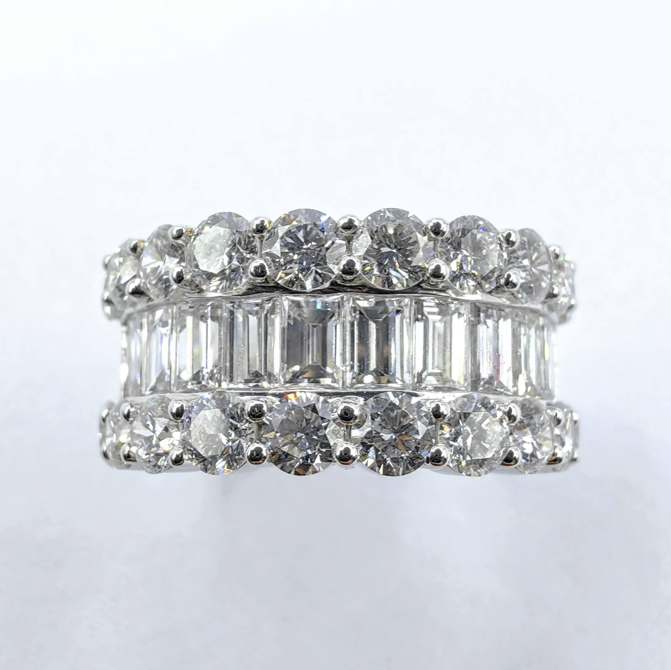 Ce luxueux bracelet d'éternité en or blanc 18 carats, incrusté d'un éblouissant éventail de diamants naturels, attire l'attention. L'impressionnante rangée centrale est composée de diamants taille baguette alignés avec précision qui créent un profil