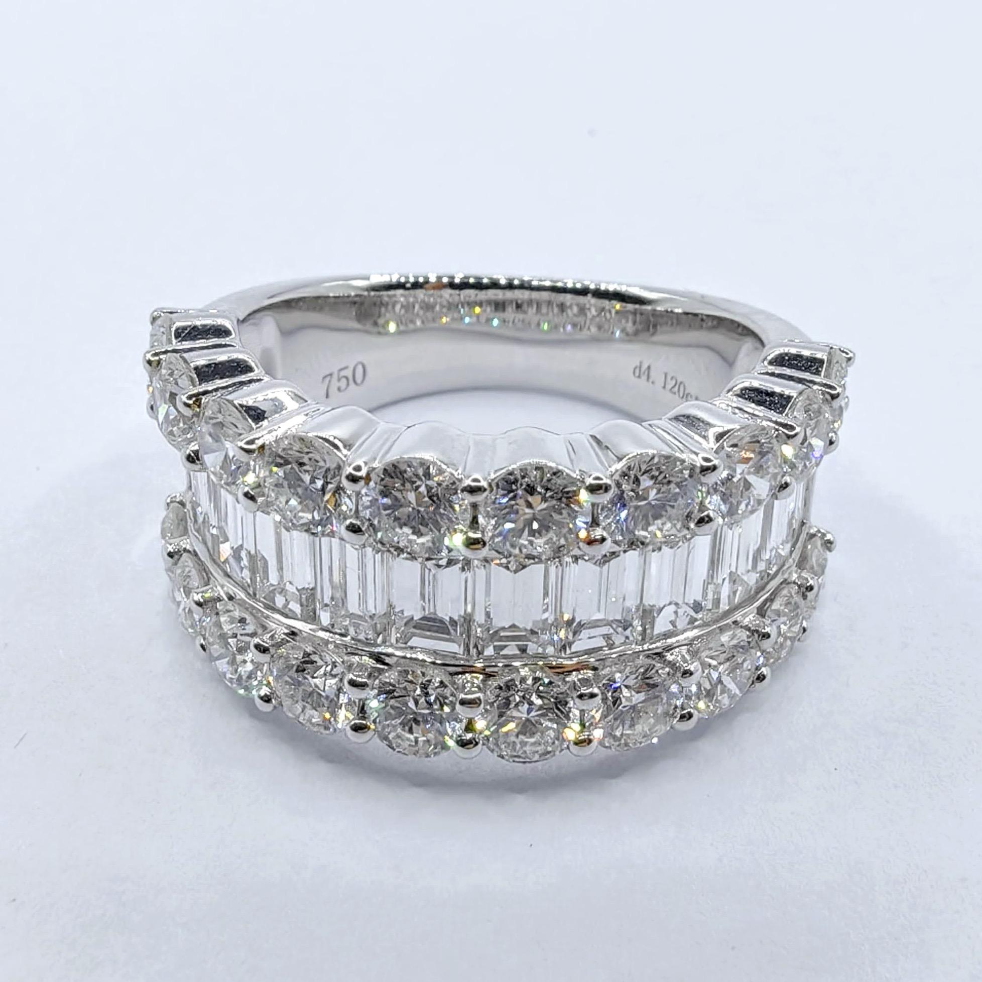 Contemporain Bague d'éternité large à 3 rangées de diamants taille ronde et baguette en or blanc 18 carats en vente