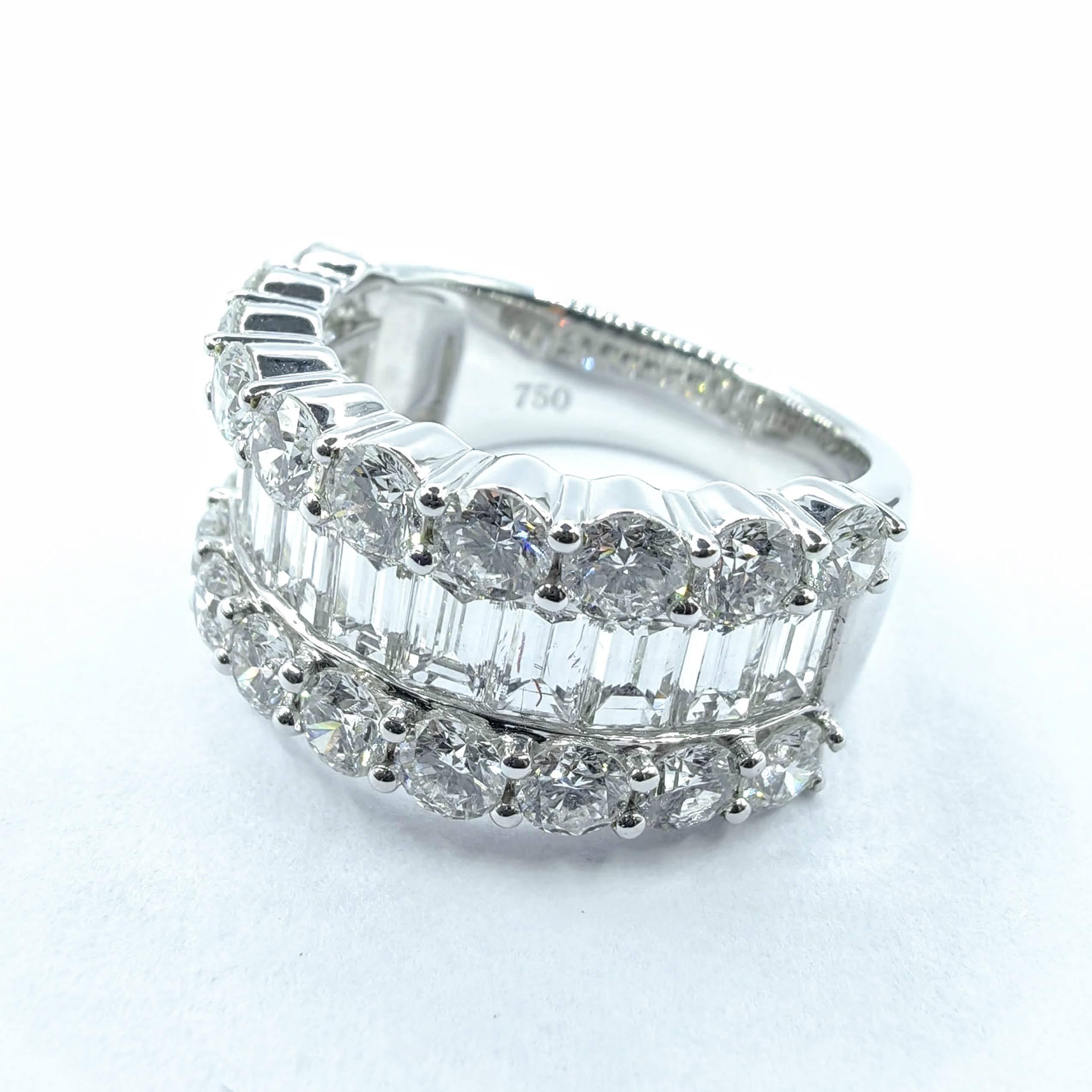 Taille ronde Bague d'éternité large à 3 rangées de diamants taille ronde et baguette en or blanc 18 carats en vente