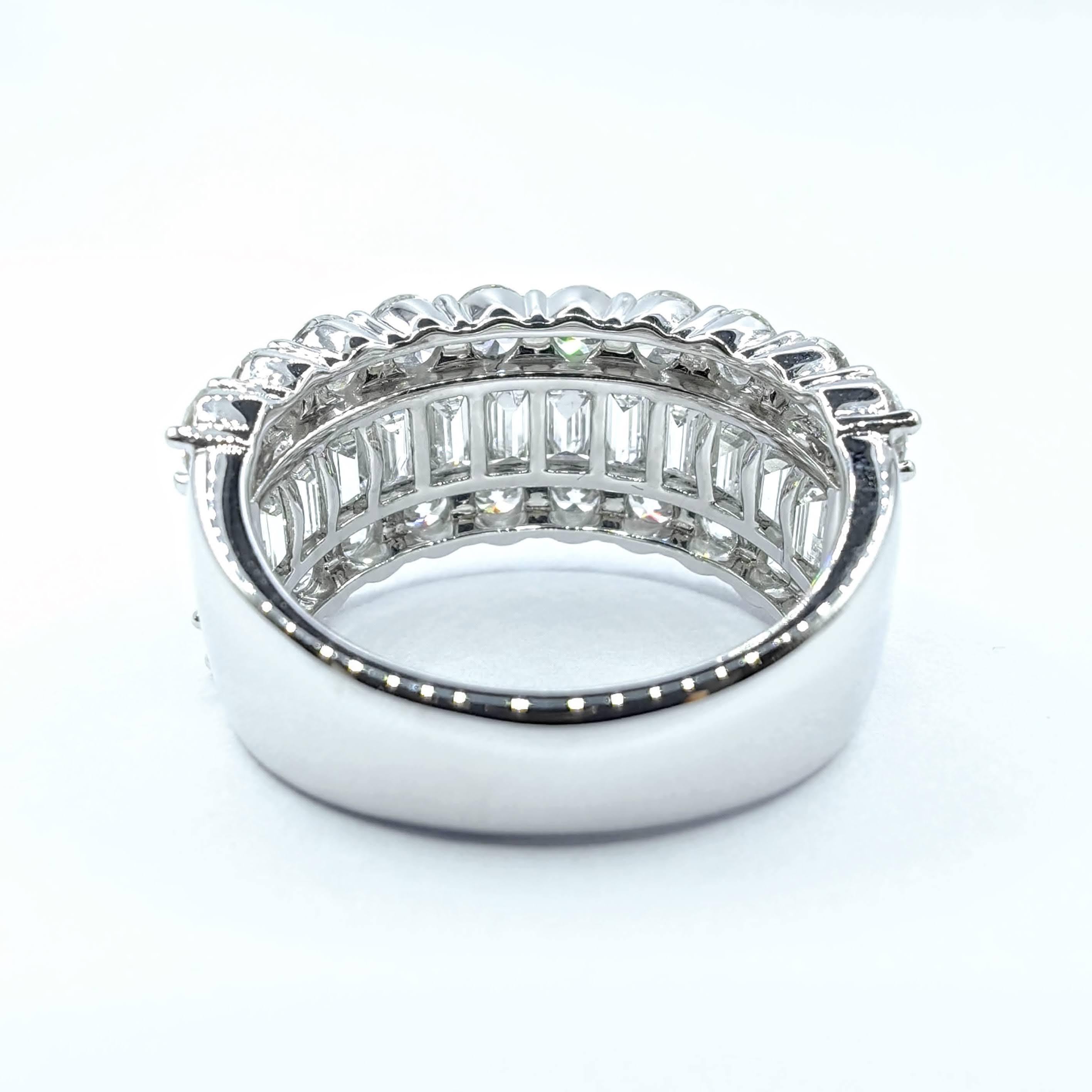 Bague d'éternité large à 3 rangées de diamants taille ronde et baguette en or blanc 18 carats Neuf - En vente à Wan Chai District, HK
