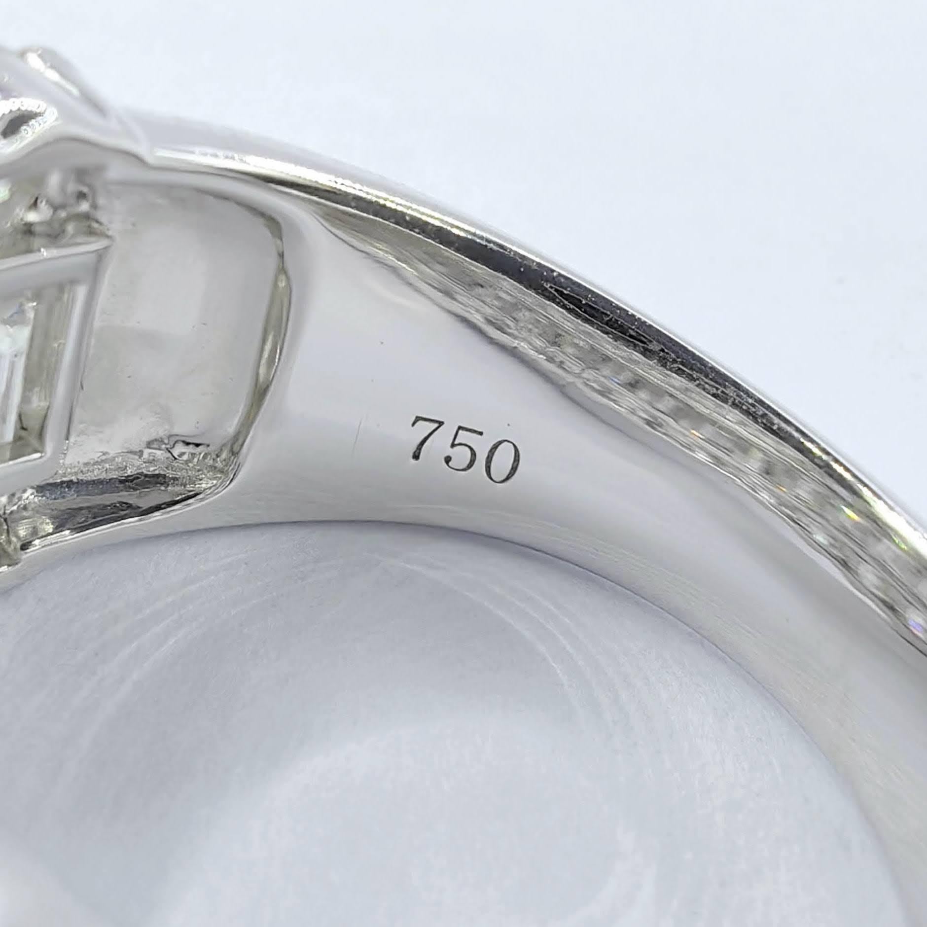 Bague d'éternité large à 3 rangées de diamants taille ronde et baguette en or blanc 18 carats Unisexe en vente