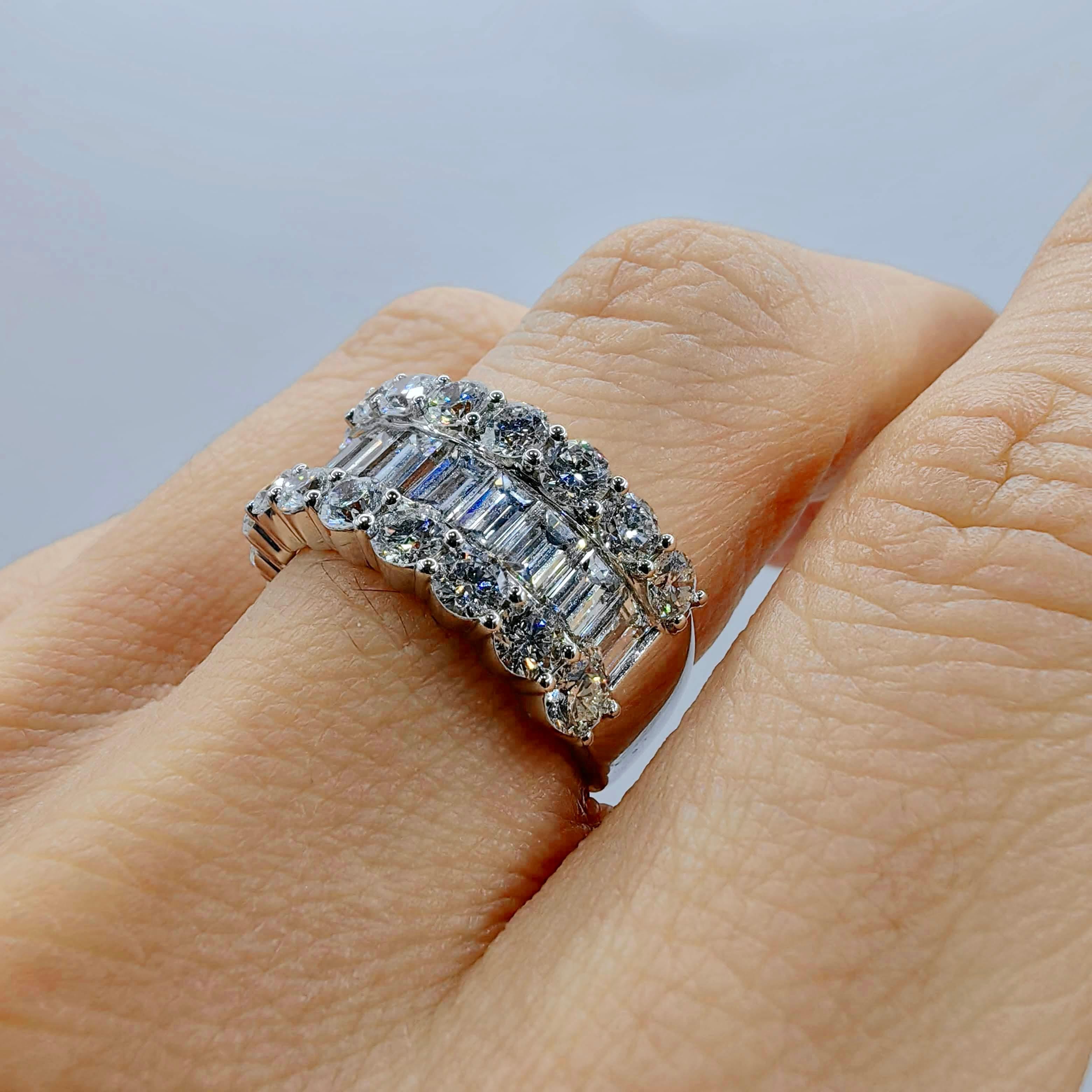Bague d'éternité large à 3 rangées de diamants taille ronde et baguette en or blanc 18 carats en vente 2