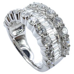 3 Reihen runder & Baguetteschliff Diamanten Breiter Band Eternity-Ring aus 18 Karat Weißgold