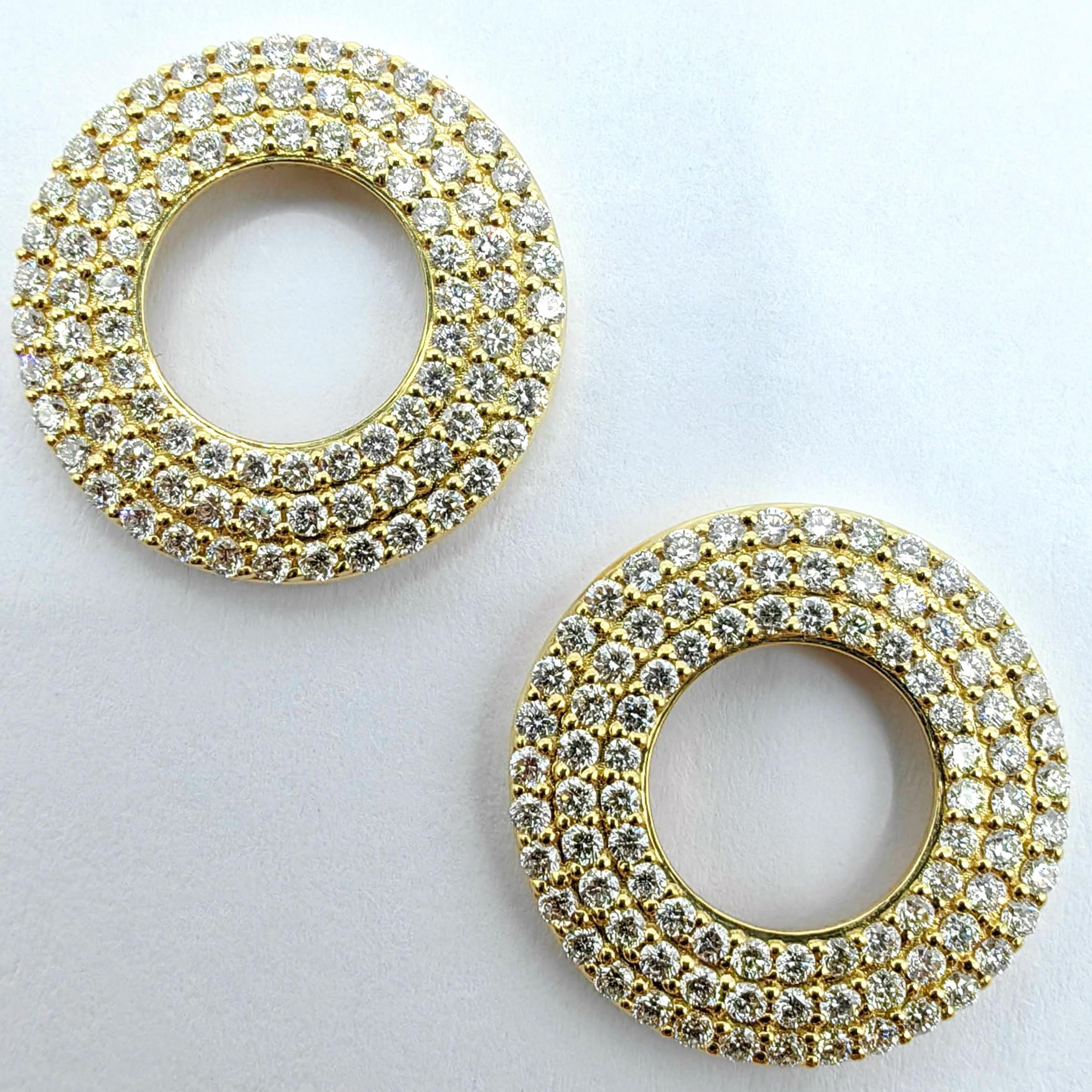 Boucles d'oreilles pendantes circulaires en or jaune 18 carats avec 3 rangs de diamants ronds taillés en brillant et pavés en vente 4