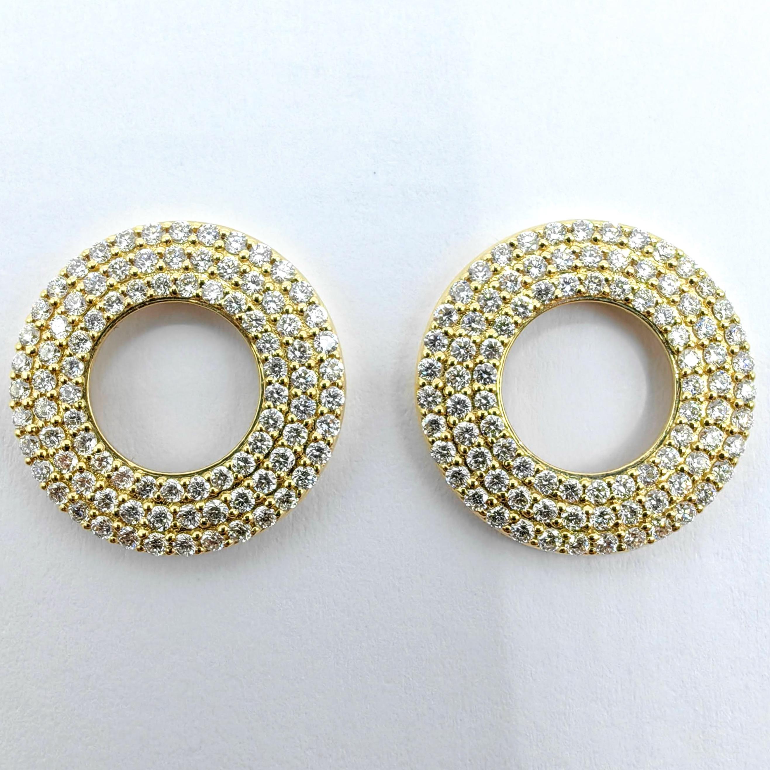 Boucles d'oreilles pendantes circulaires en or jaune 18 carats avec 3 rangs de diamants ronds taillés en brillant et pavés en vente 5
