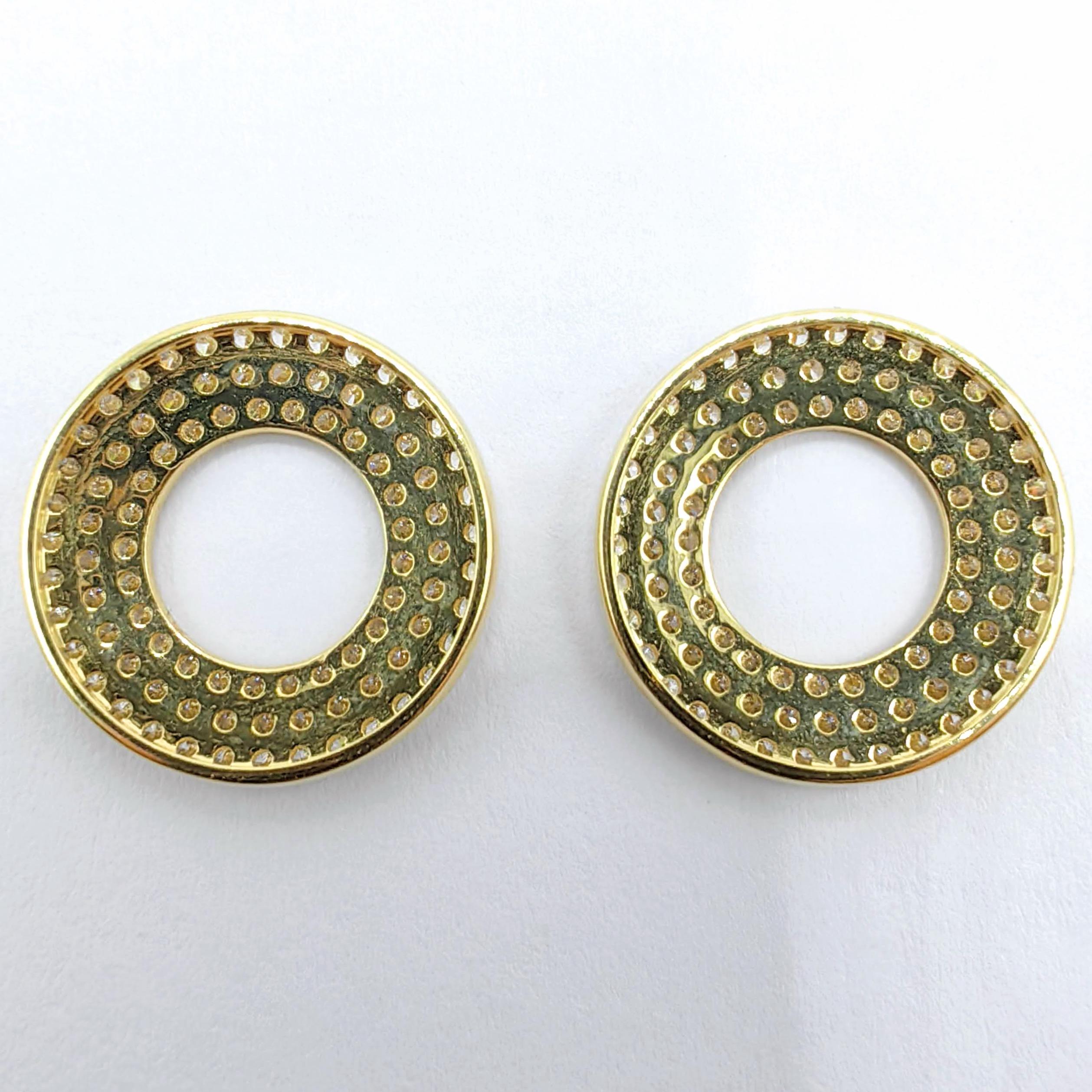 Boucles d'oreilles pendantes circulaires en or jaune 18 carats avec 3 rangs de diamants ronds taillés en brillant et pavés en vente 6