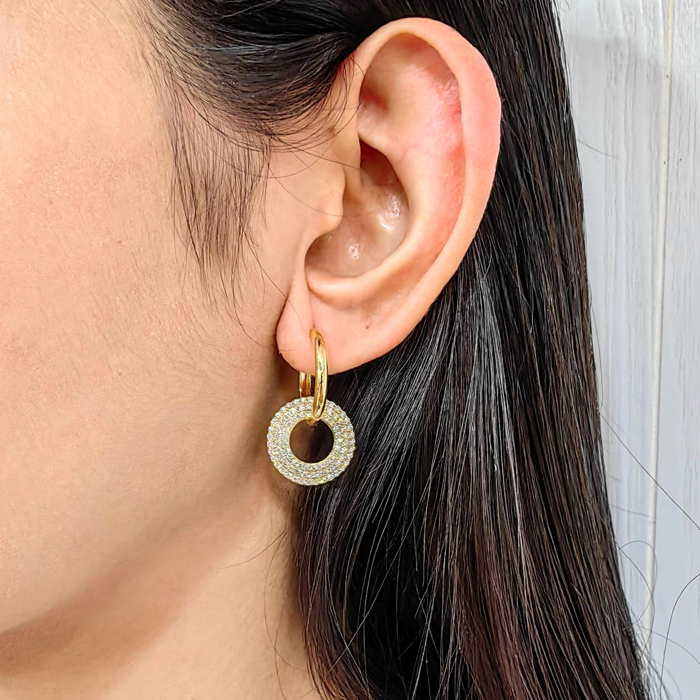 Boucles d'oreilles pendantes circulaires en or jaune 18 carats avec 3 rangs de diamants ronds taillés en brillant et pavés en vente 12