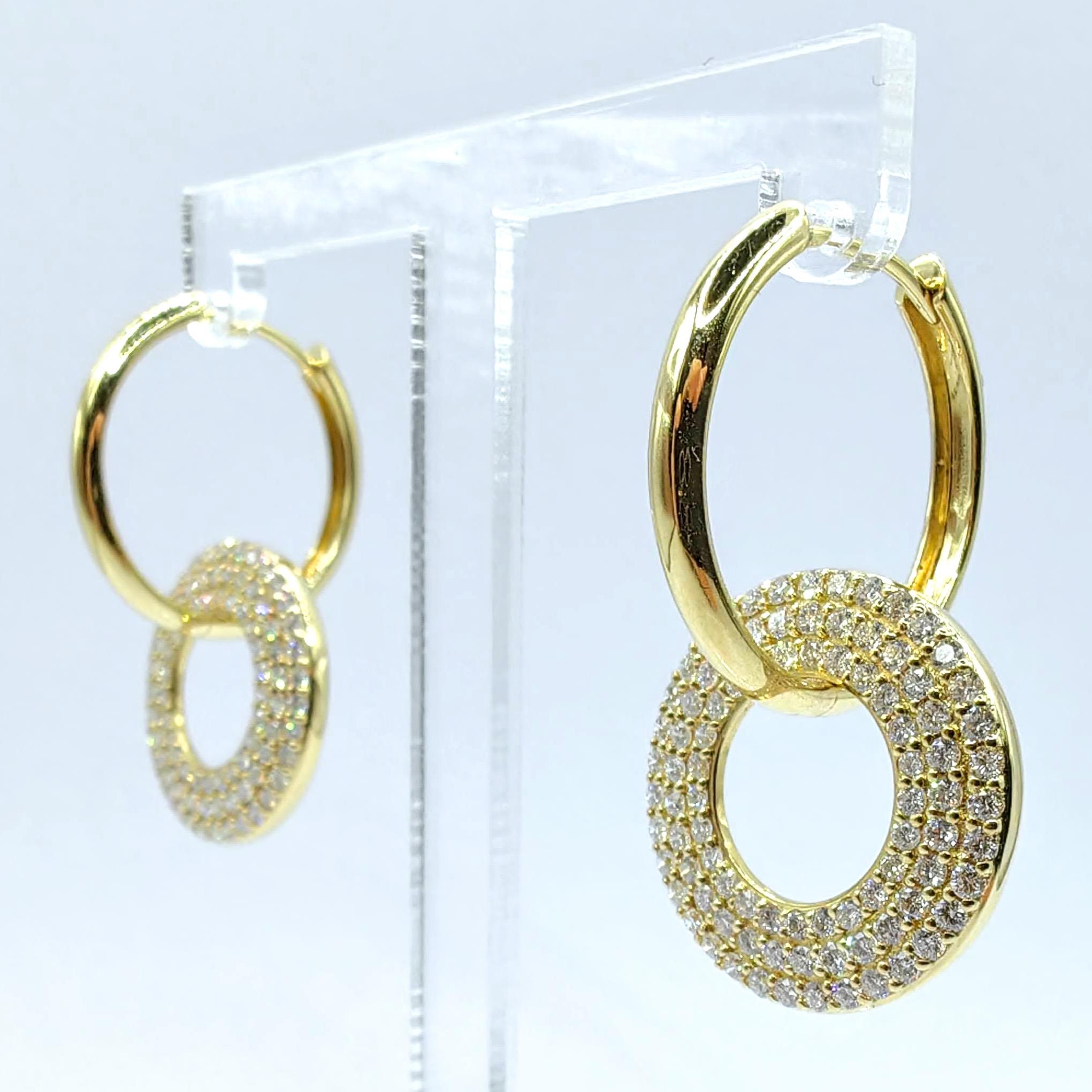 Contemporain Boucles d'oreilles pendantes circulaires en or jaune 18 carats avec 3 rangs de diamants ronds taillés en brillant et pavés en vente
