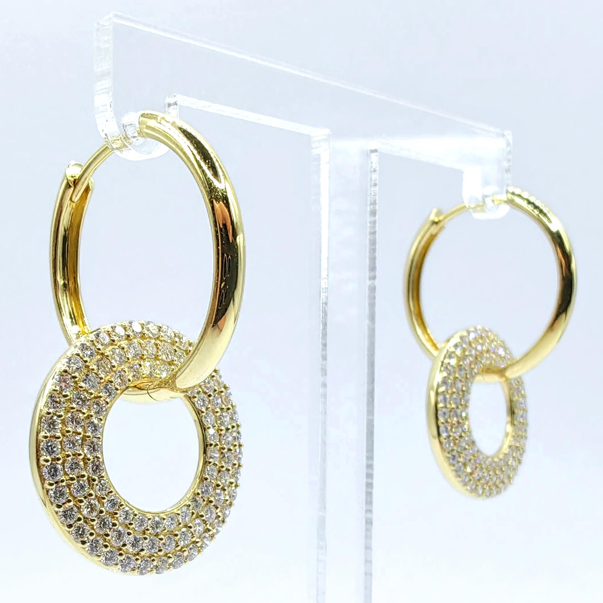 Taille ronde Boucles d'oreilles pendantes circulaires en or jaune 18 carats avec 3 rangs de diamants ronds taillés en brillant et pavés en vente