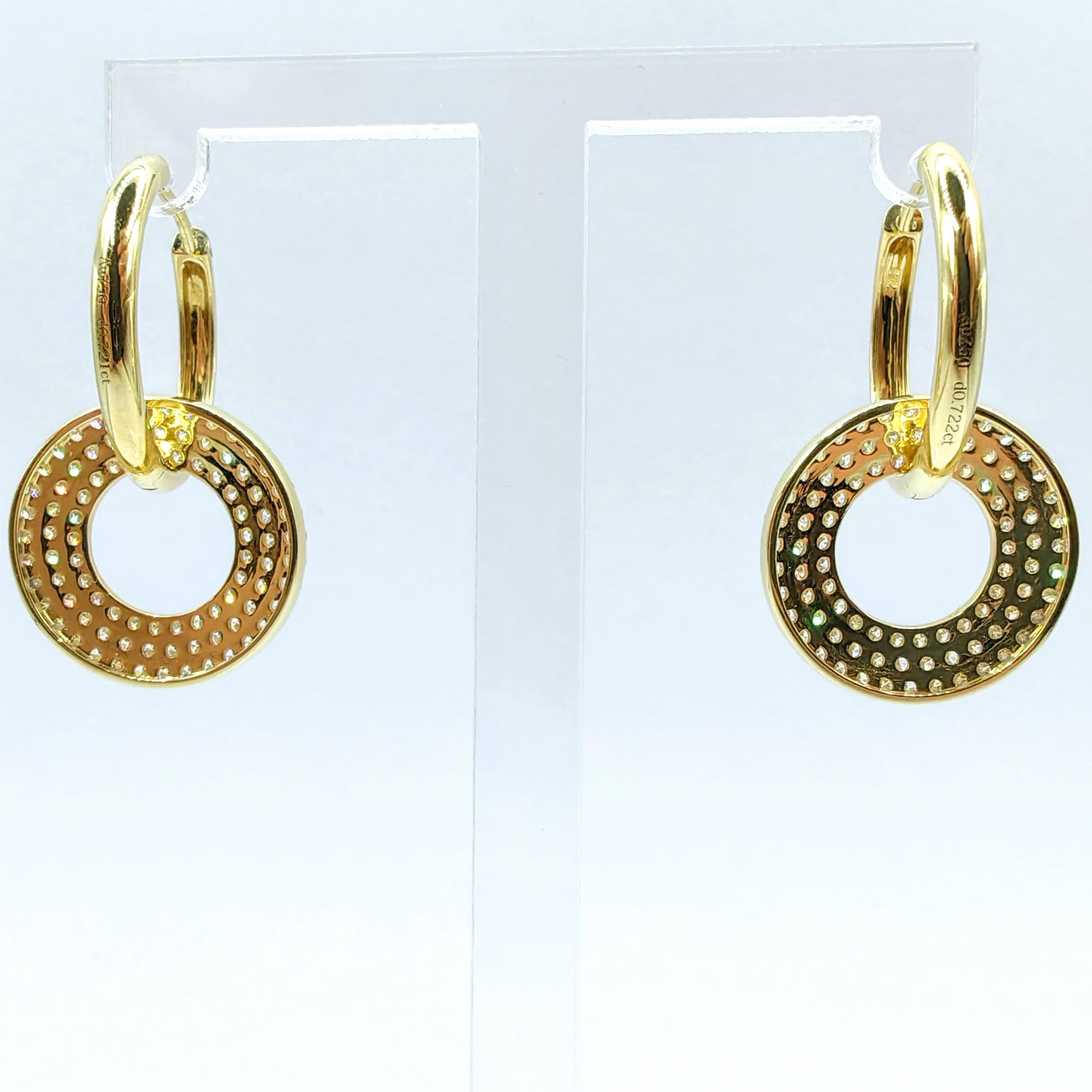 Boucles d'oreilles pendantes circulaires en or jaune 18 carats avec 3 rangs de diamants ronds taillés en brillant et pavés Neuf - En vente à Wan Chai District, HK