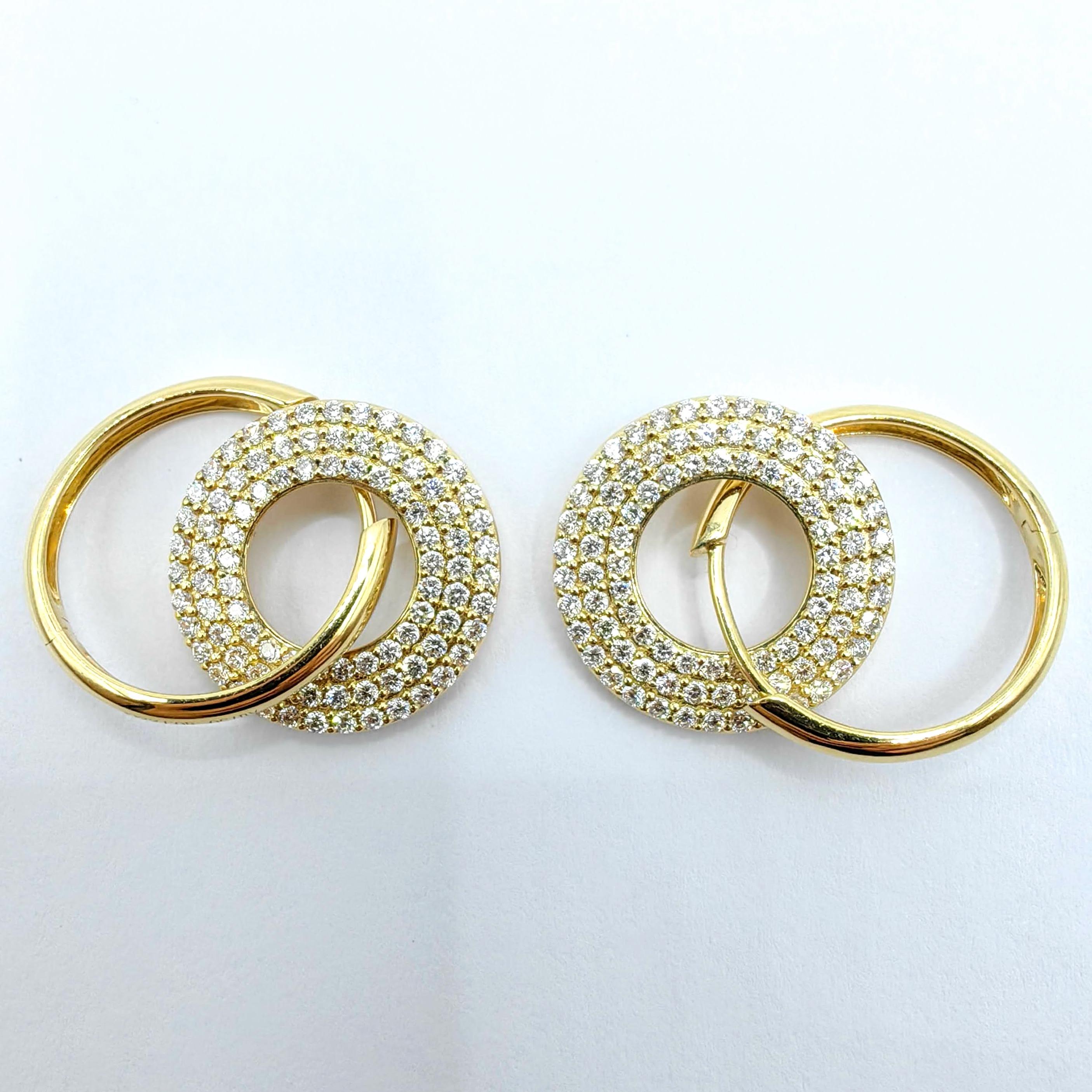 Boucles d'oreilles pendantes circulaires en or jaune 18 carats avec 3 rangs de diamants ronds taillés en brillant et pavés Pour femmes en vente