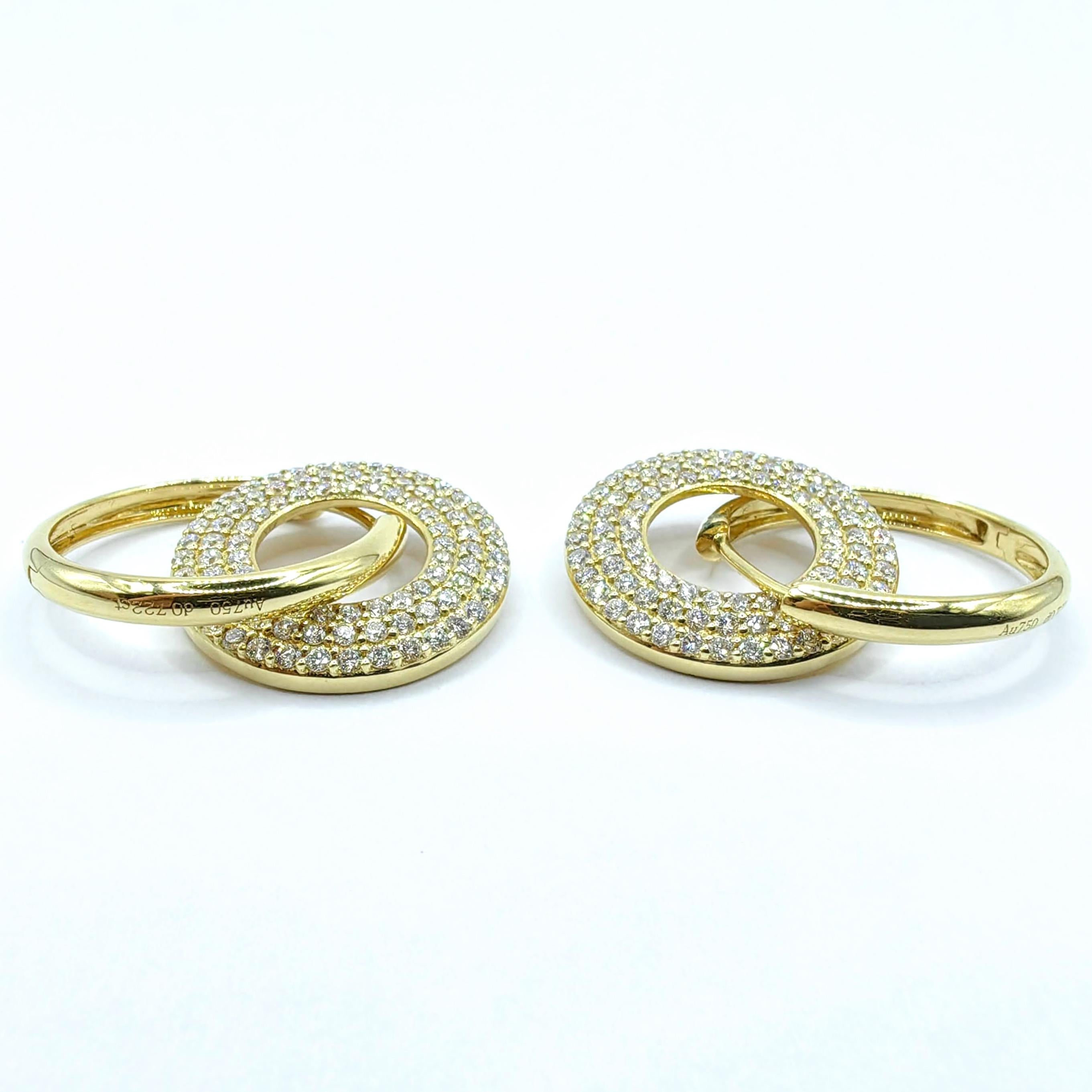 Boucles d'oreilles pendantes circulaires en or jaune 18 carats avec 3 rangs de diamants ronds taillés en brillant et pavés en vente 1