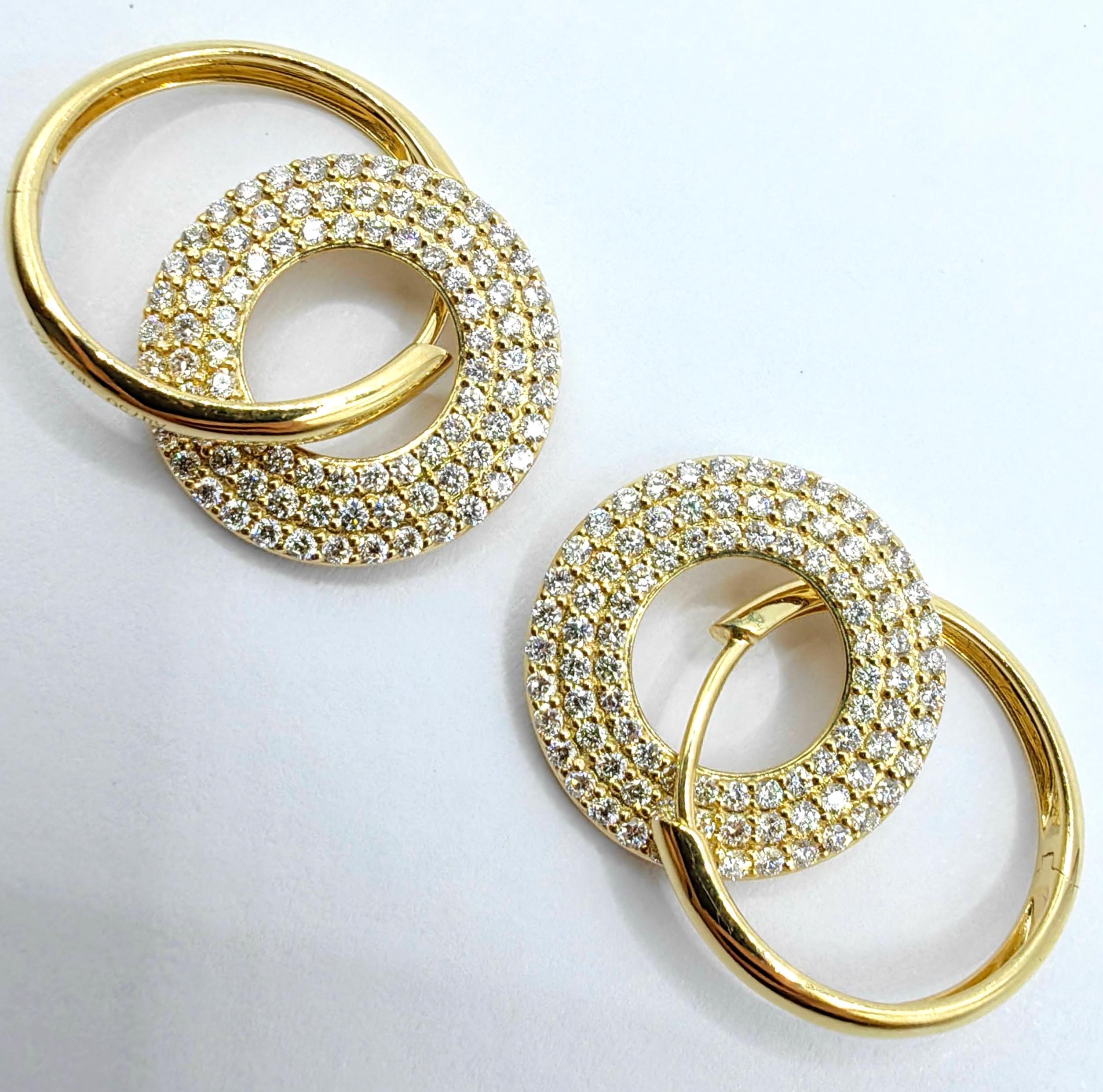 Boucles d'oreilles pendantes circulaires en or jaune 18 carats avec 3 rangs de diamants ronds taillés en brillant et pavés en vente 2