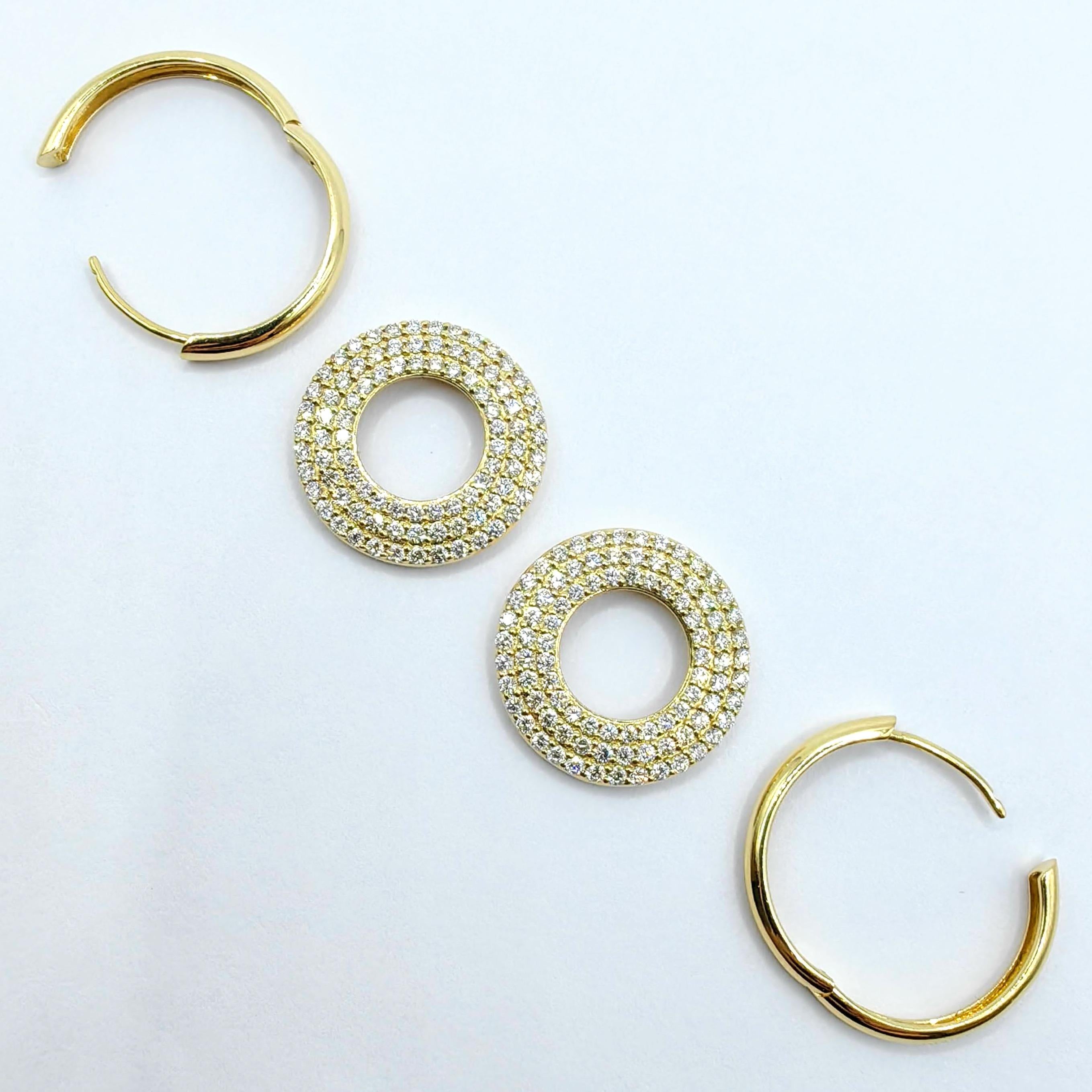 Boucles d'oreilles pendantes circulaires en or jaune 18 carats avec 3 rangs de diamants ronds taillés en brillant et pavés en vente 3