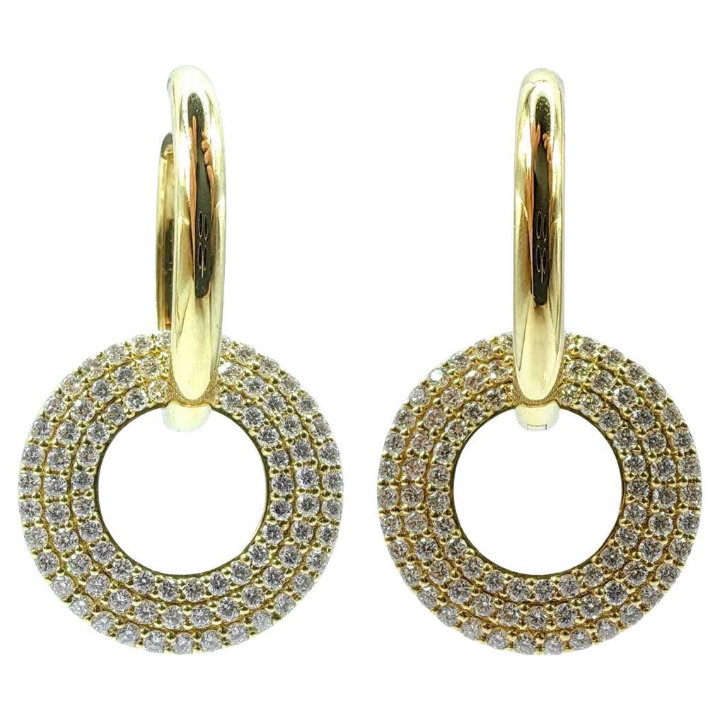 Orecchini circolari con 3 file di diamanti rotondi taglio brillante e pavé in oro giallo 18 carati