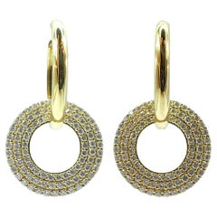 Orecchini circolari con 3 file di diamanti rotondi taglio brillante e pavé in oro giallo 18 carati