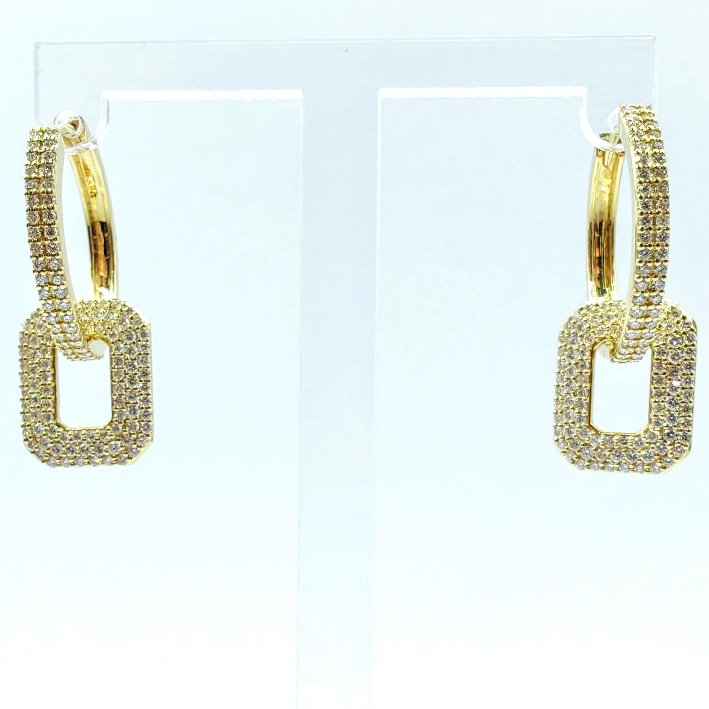 L'élégance contemporaine prend une forme géométrique dans ces remarquables boucles d'oreilles octogonales. Confectionnées avec soin en or jaune 18 carats, ces boucles d'oreilles sont ornées d'un pendentif octogonal sophistiqué qui allie parfaitement