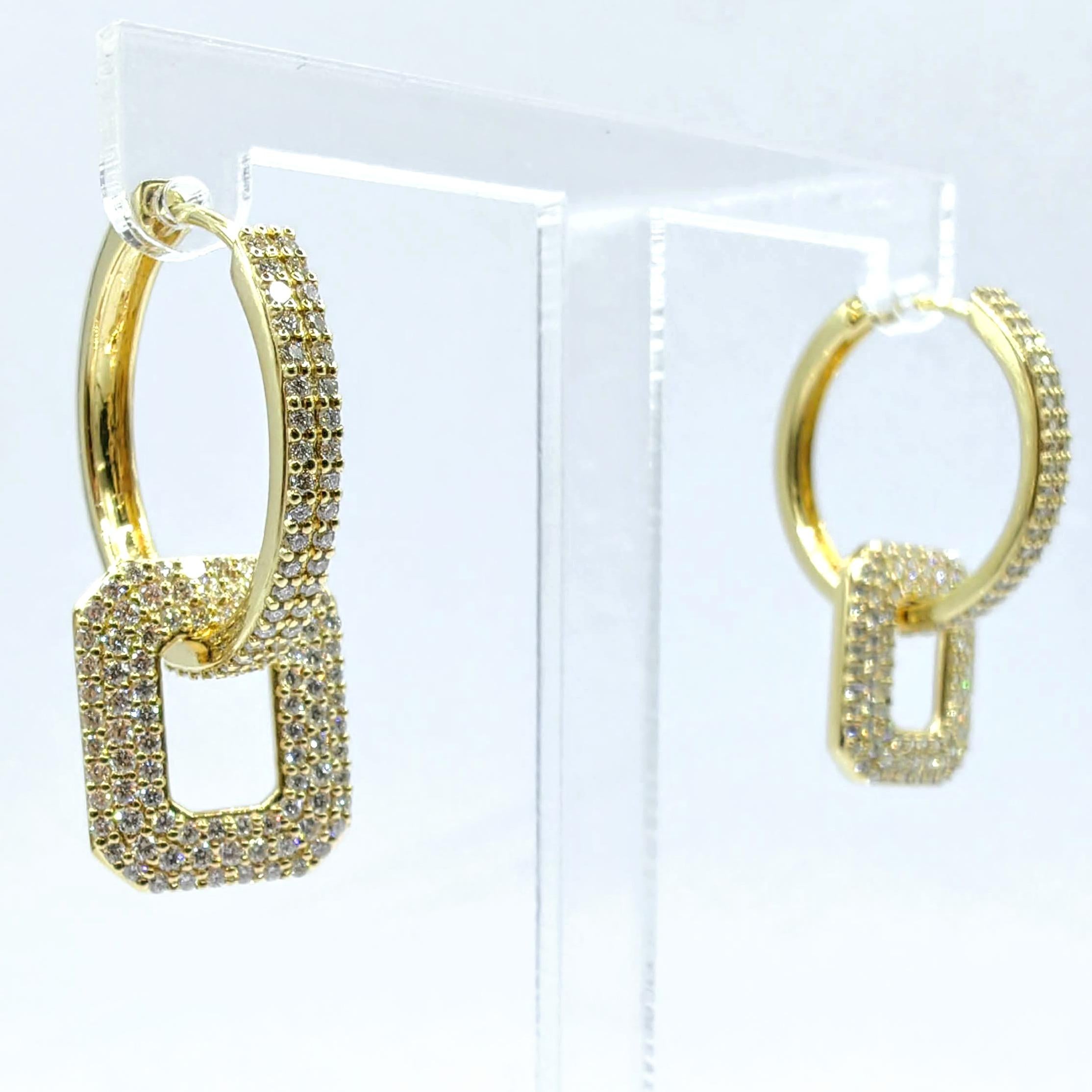 Taille ronde Boucles d'oreilles pendantes en or jaune 18 carats avec pavé de diamants octogonaux à 3 rangs de diamants ronds taillés en brillant en vente