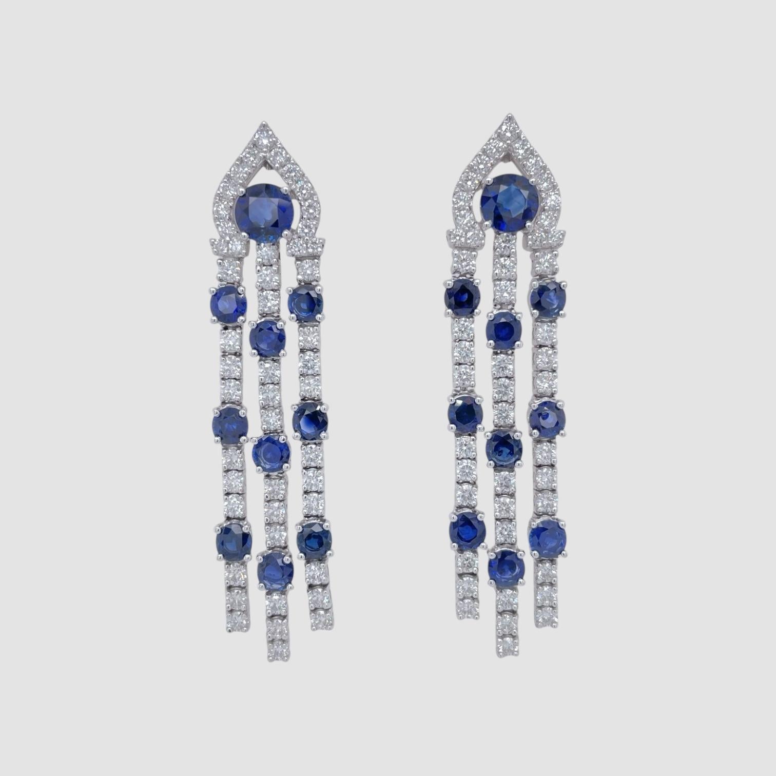L'orecchino contiene zaffiri tondi taglio brillante, 7,90tcw e diamanti tondi taglio brillante, 2,55tcw. I diamanti sono incolori e di purezza SI1. Tutte le pietre sono montate a mano con incastonature a cestello. Gli orecchini hanno una chiusura