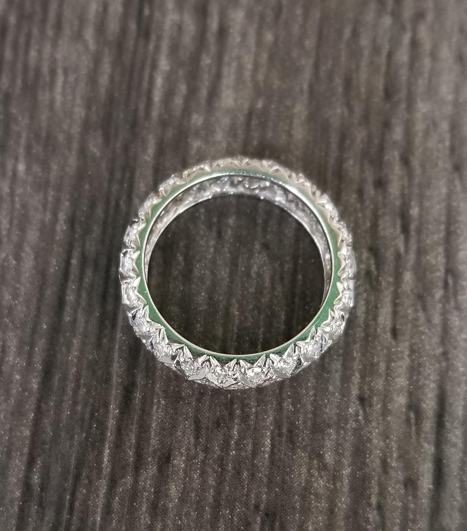 3-reihiger gestaffelter Diamant-Eternity-Ring mit 2,65 Karat Gesamtgewicht (Art déco) im Angebot