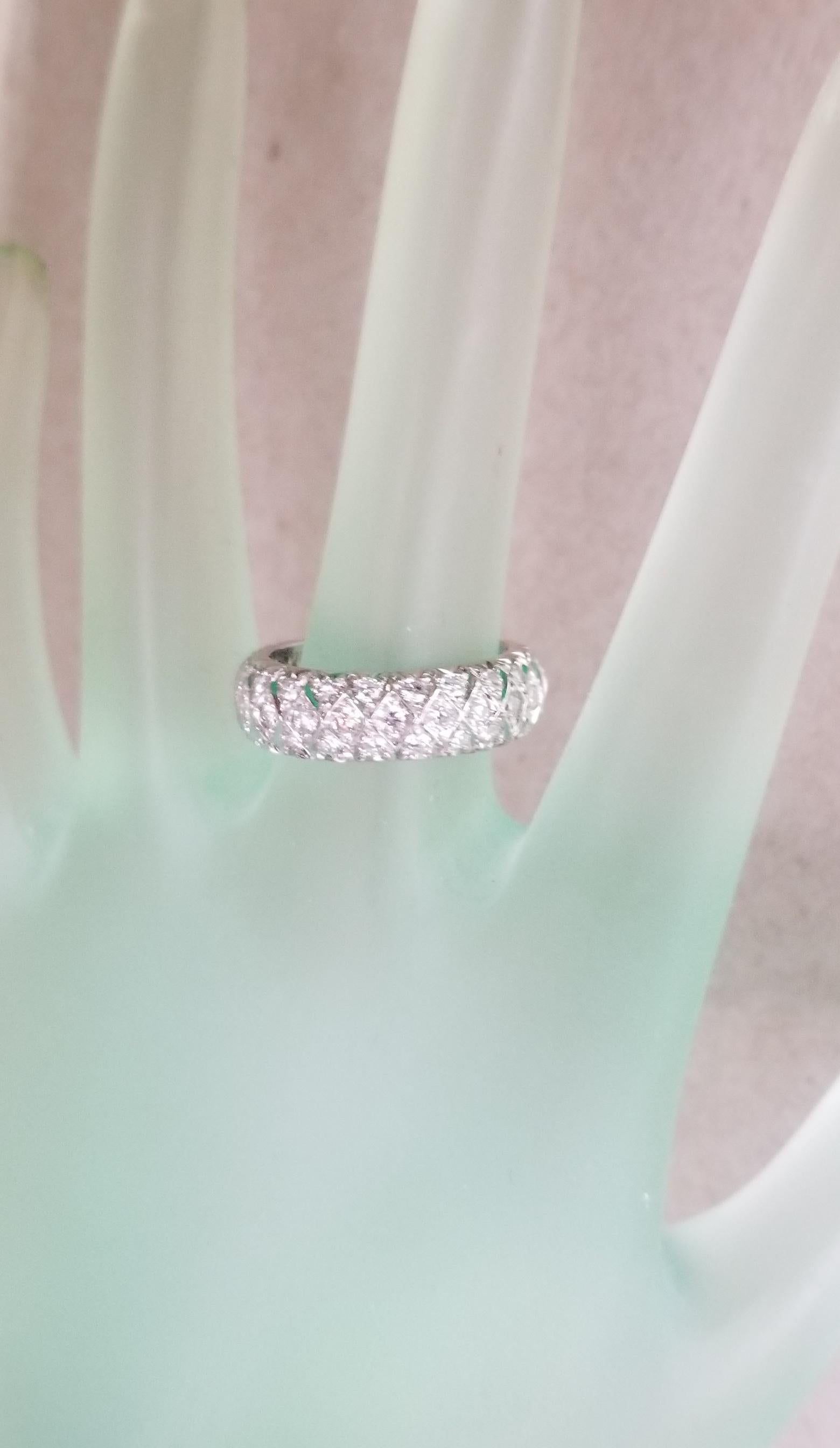 3-reihiger gestaffelter Diamant-Eternity-Ring mit 2,65 Karat Gesamtgewicht (Rundschliff) im Angebot