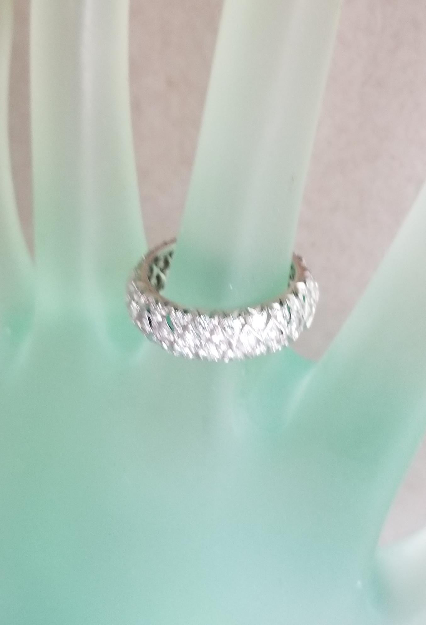 3-reihiger gestaffelter Diamant-Eternity-Ring mit 2,65 Karat Gesamtgewicht für Damen oder Herren im Angebot