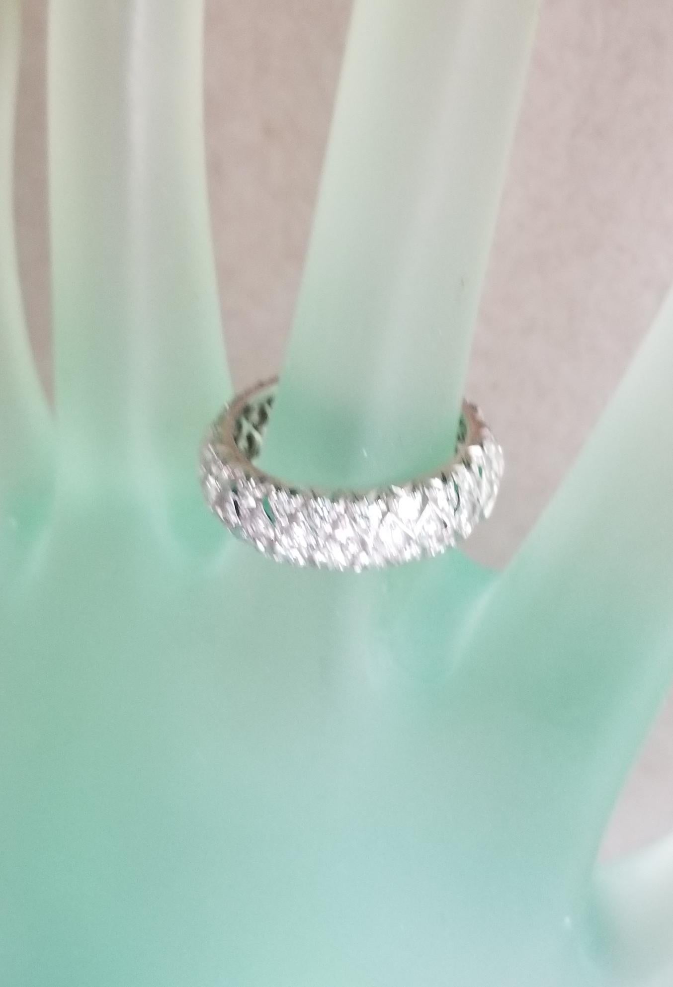Femenino o masculino Sortija Eternidad de Diamantes Escalonados en 3 Filas 2,65cts. peso total en venta