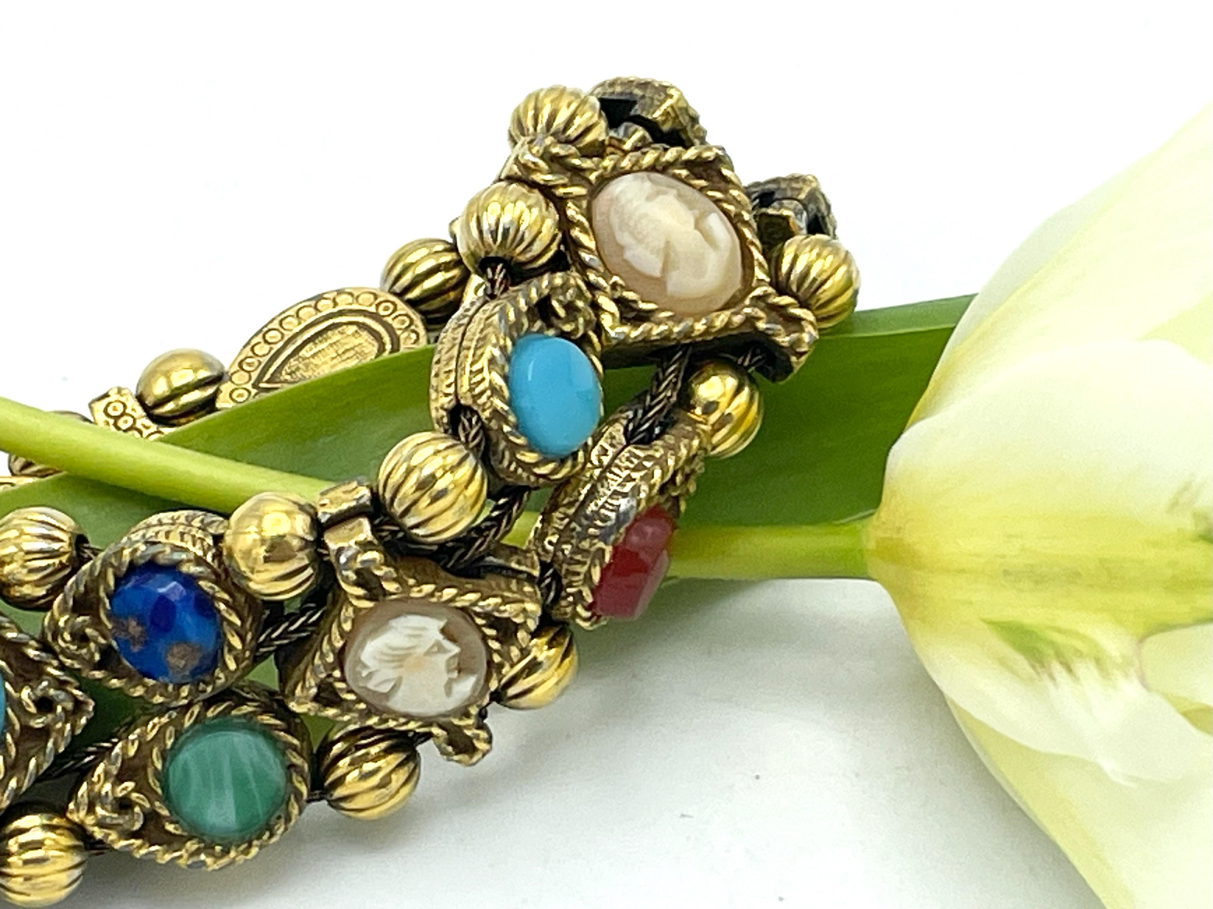  Bracelet mobile 3 rangées de pierres précieuses et de pierres de verre colorées, plaqué or  en vente 1