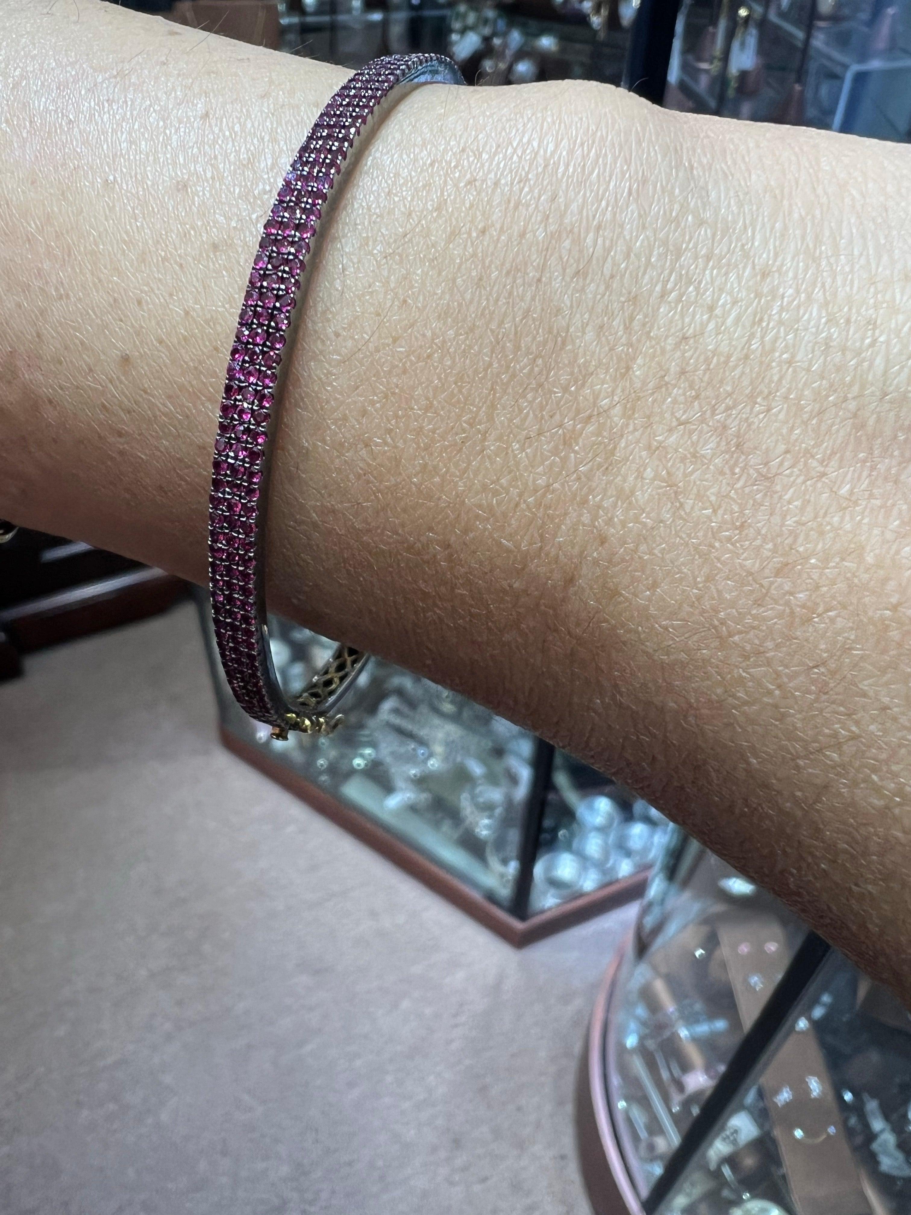 18kt: 2,31g,,
Argento: 8,19 g, 
Rubino: 1,75ct,