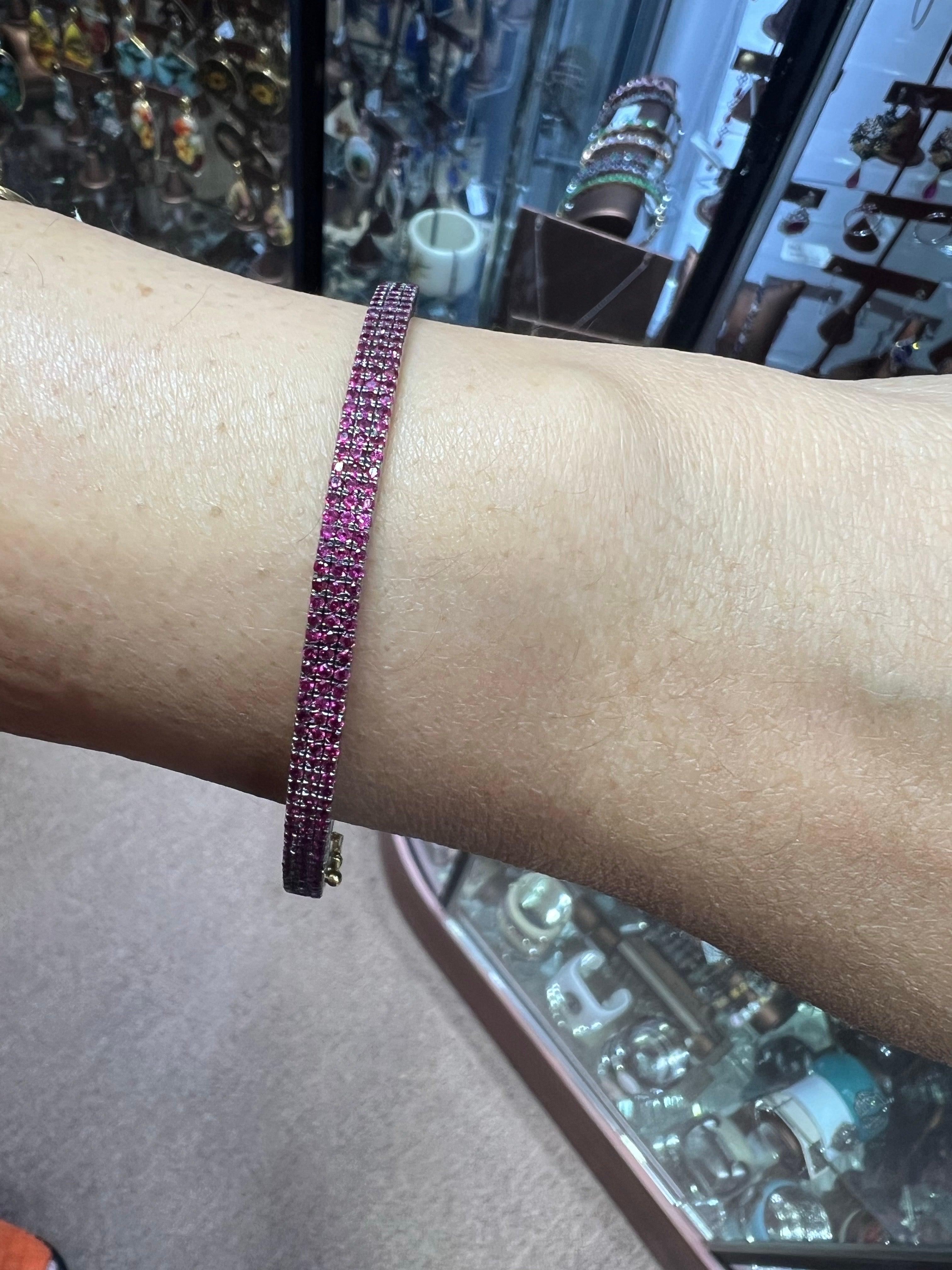 Bangle con rubino a 3 file in oro e argento 18 carati In condizioni Nuovo in vendita a New York, NY