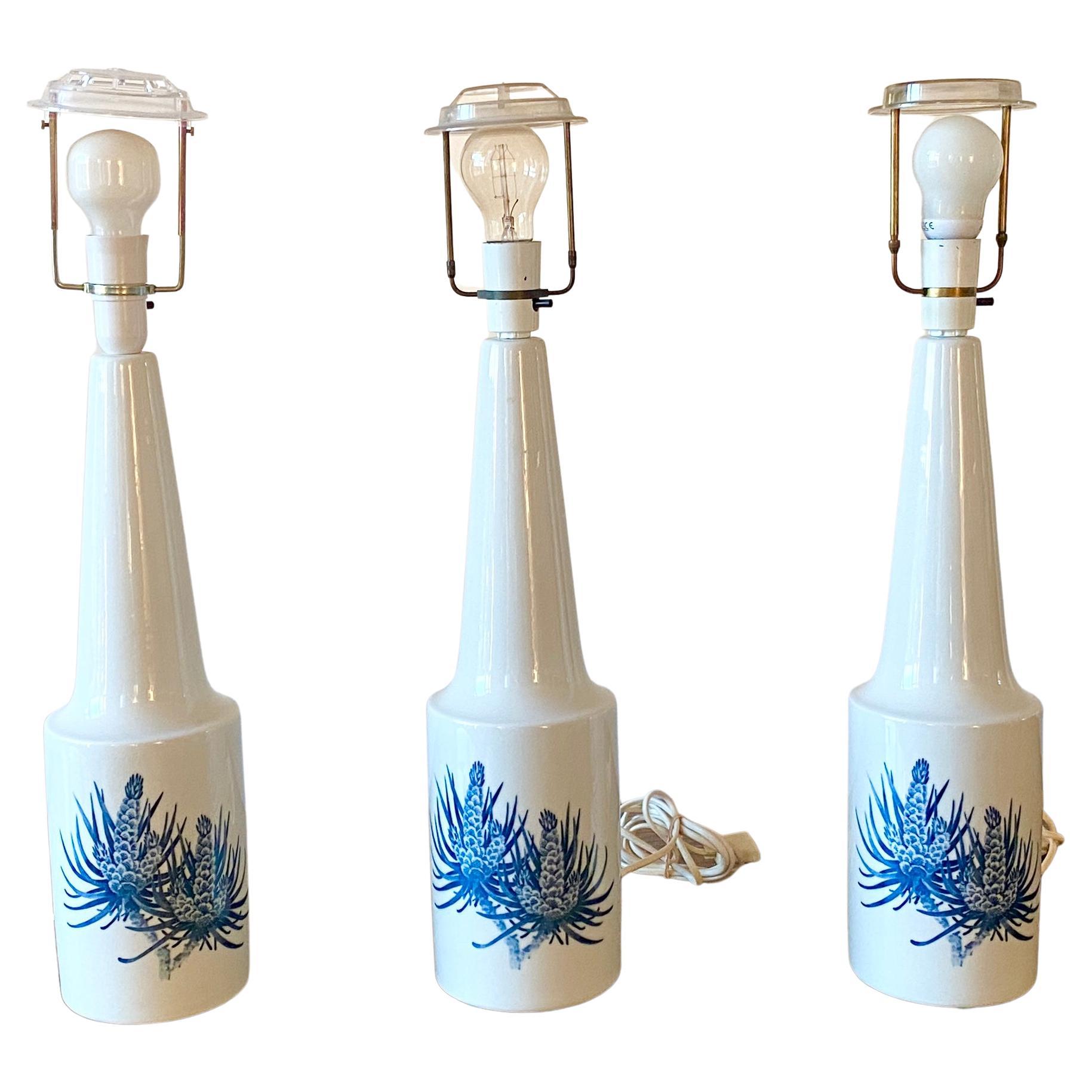 3 Royal Copenhagen Porzellan-Tischlampen mit blauem Koniferenzapfen von Fog & Mørup  im Angebot