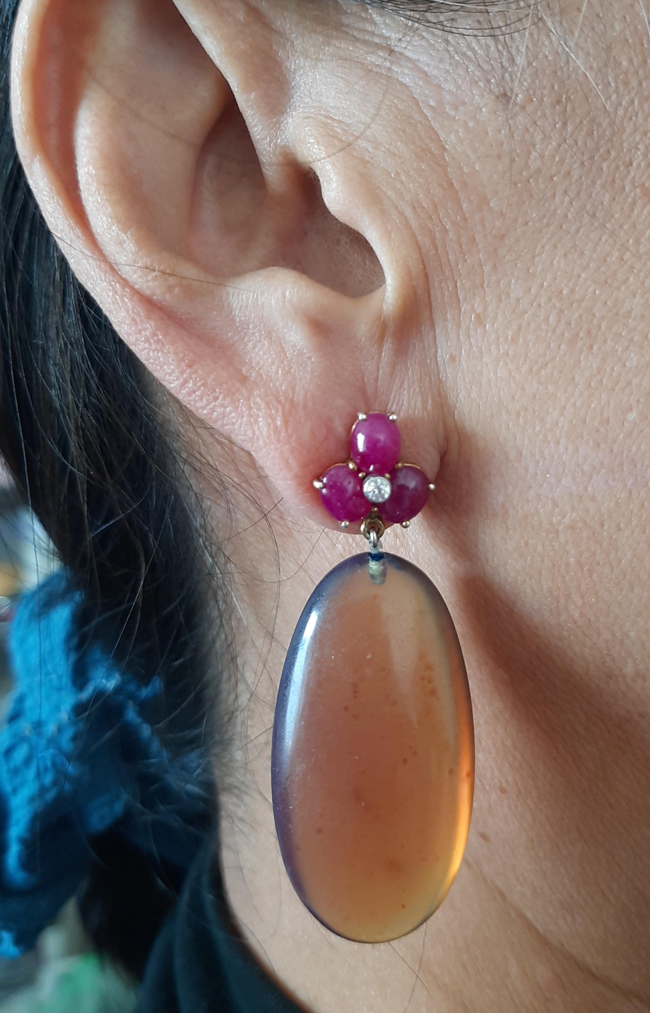 Elegante und komplett handgefertigte Ohrringe bestehend aus einem oberen Teil von 3 ovalen Form Ruby Kabinen von 4 mm x 5 mm zusammen in 14 Kt Gelbgold mit 2 kleinen Diamanten in der Mitte gefasst, an der Unterseite 2 schöne Oval Form Natural