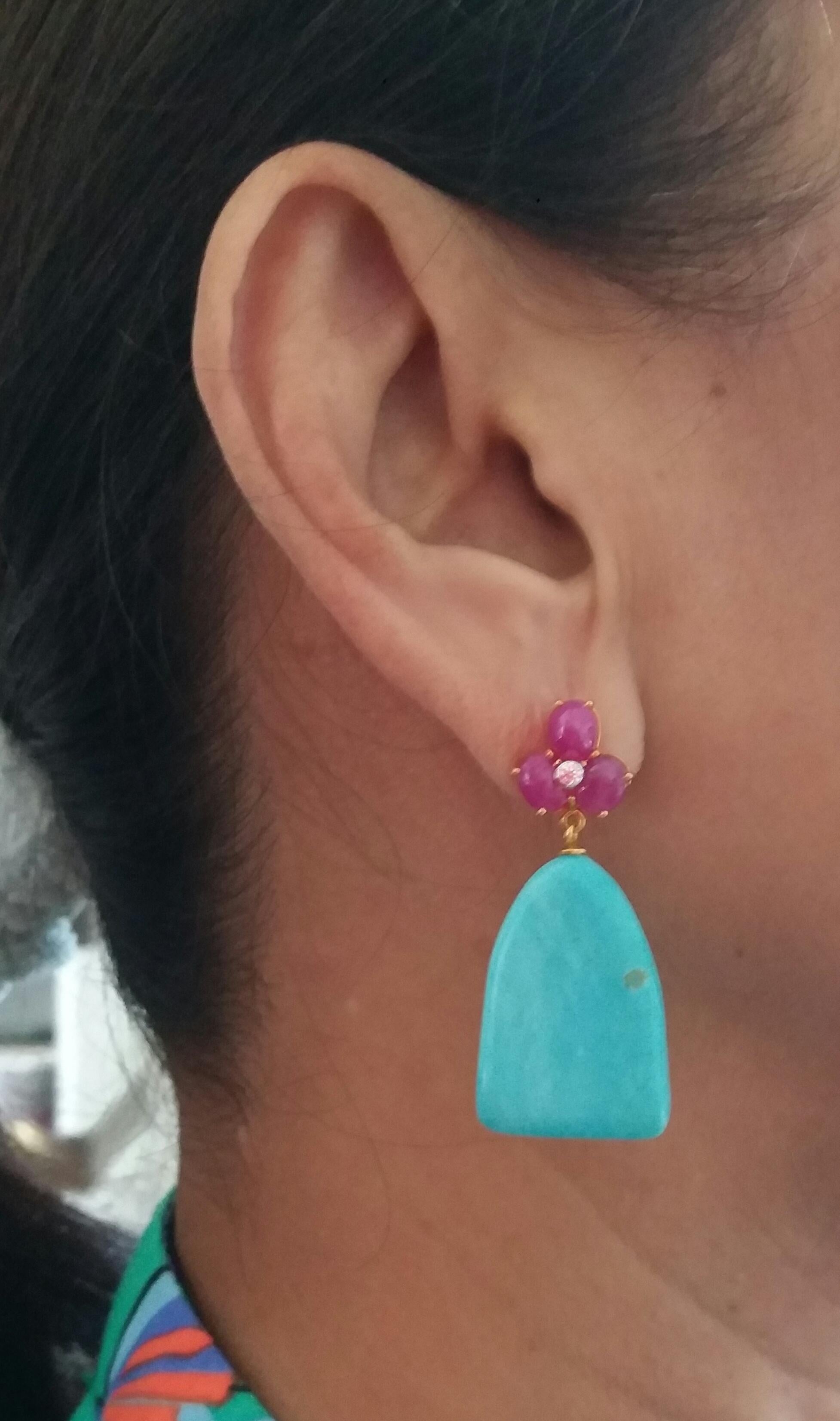 Elegante und handgefertigte Ohrringe, bestehend aus einem oberen Teil von 3 ovalen Rubin Cabs von 4 mm x 5 mm zusammen in 14 Kt Gelbgold mit 2 kleinen Diamanten in der Mitte, an der Unterseite 2 Genuine Türkis 