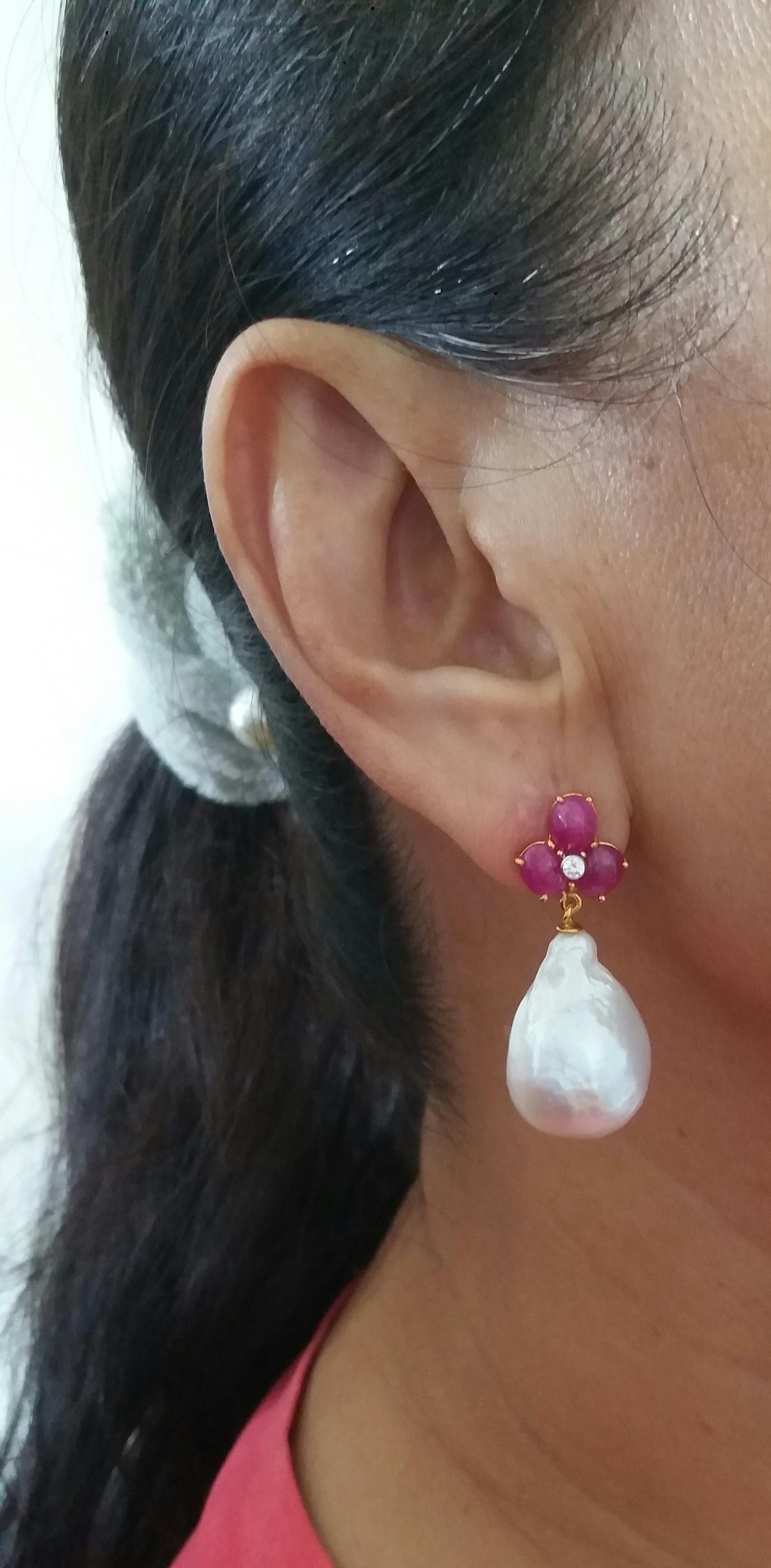 3 Orecchini di perle barocche ovali di rubino in oro con diamanti bianchi a forma di pera in vendita 5