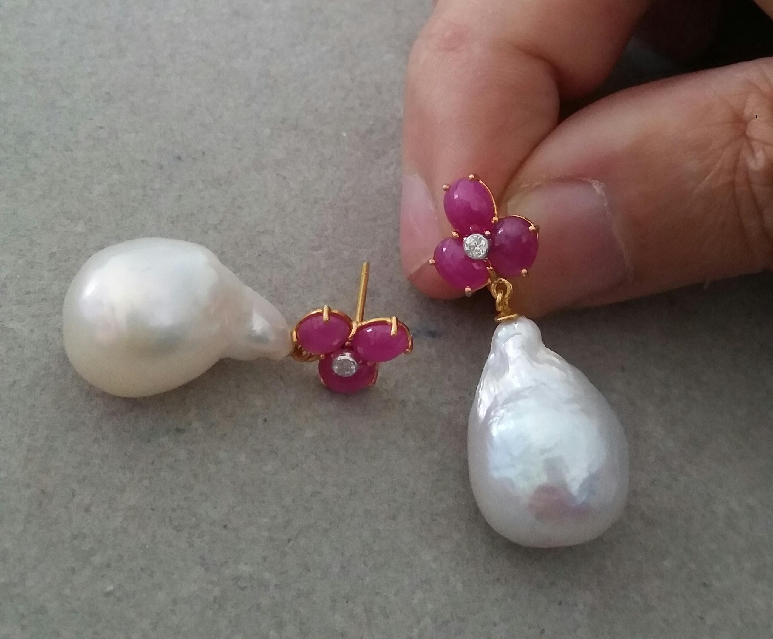 3 Orecchini di perle barocche ovali di rubino in oro con diamanti bianchi a forma di pera In condizioni buone in vendita a Bangkok, TH