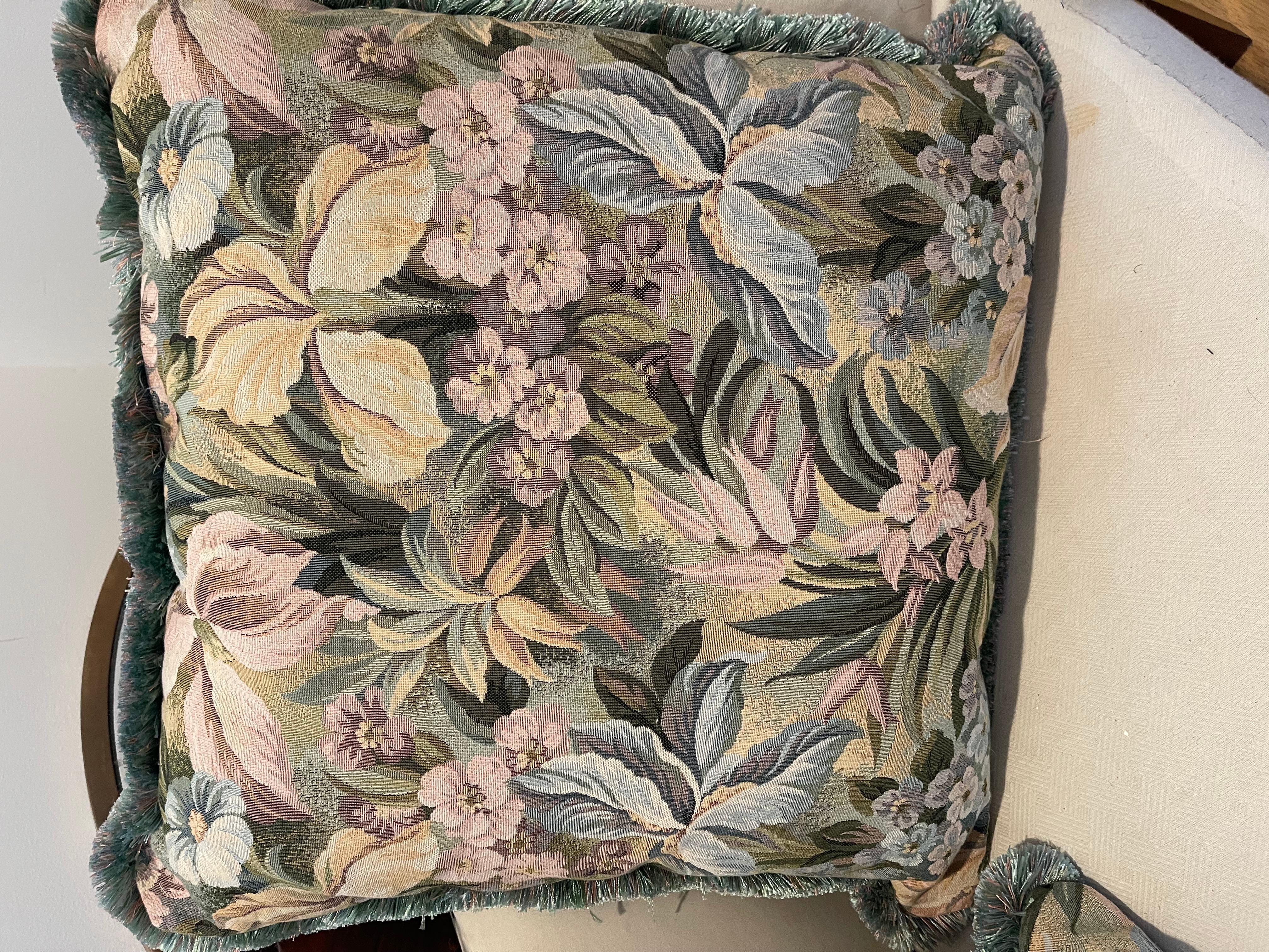 Fine XX secolo 3 cuscini in broccato S con frange in vendita
