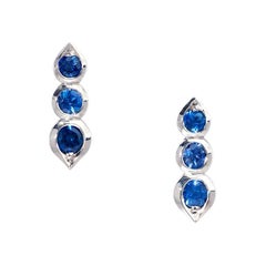 Boucles d'oreilles cravate en or blanc 18 carats avec 3 saphirs